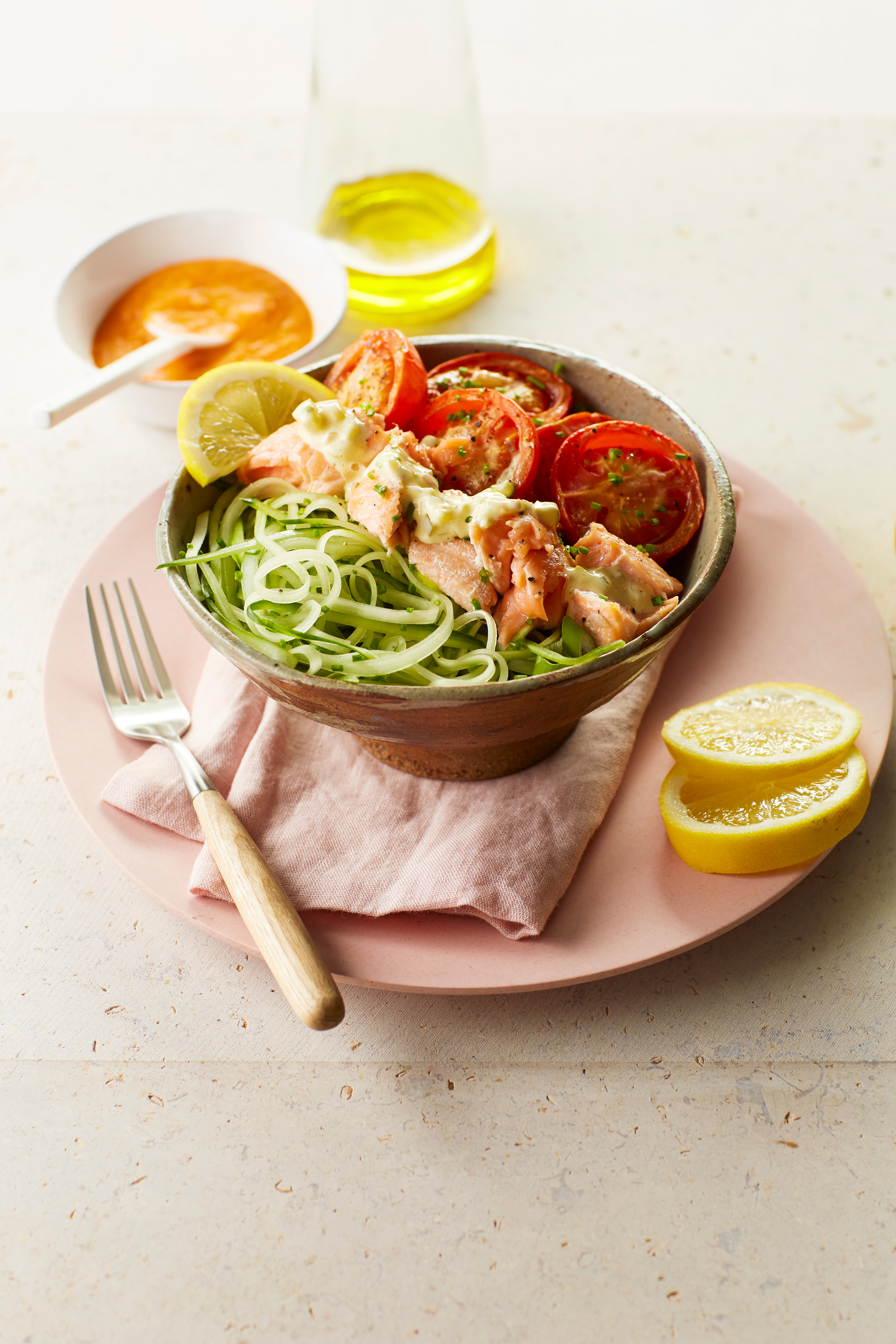 Komkommerspaghetti met zalm en tomaat