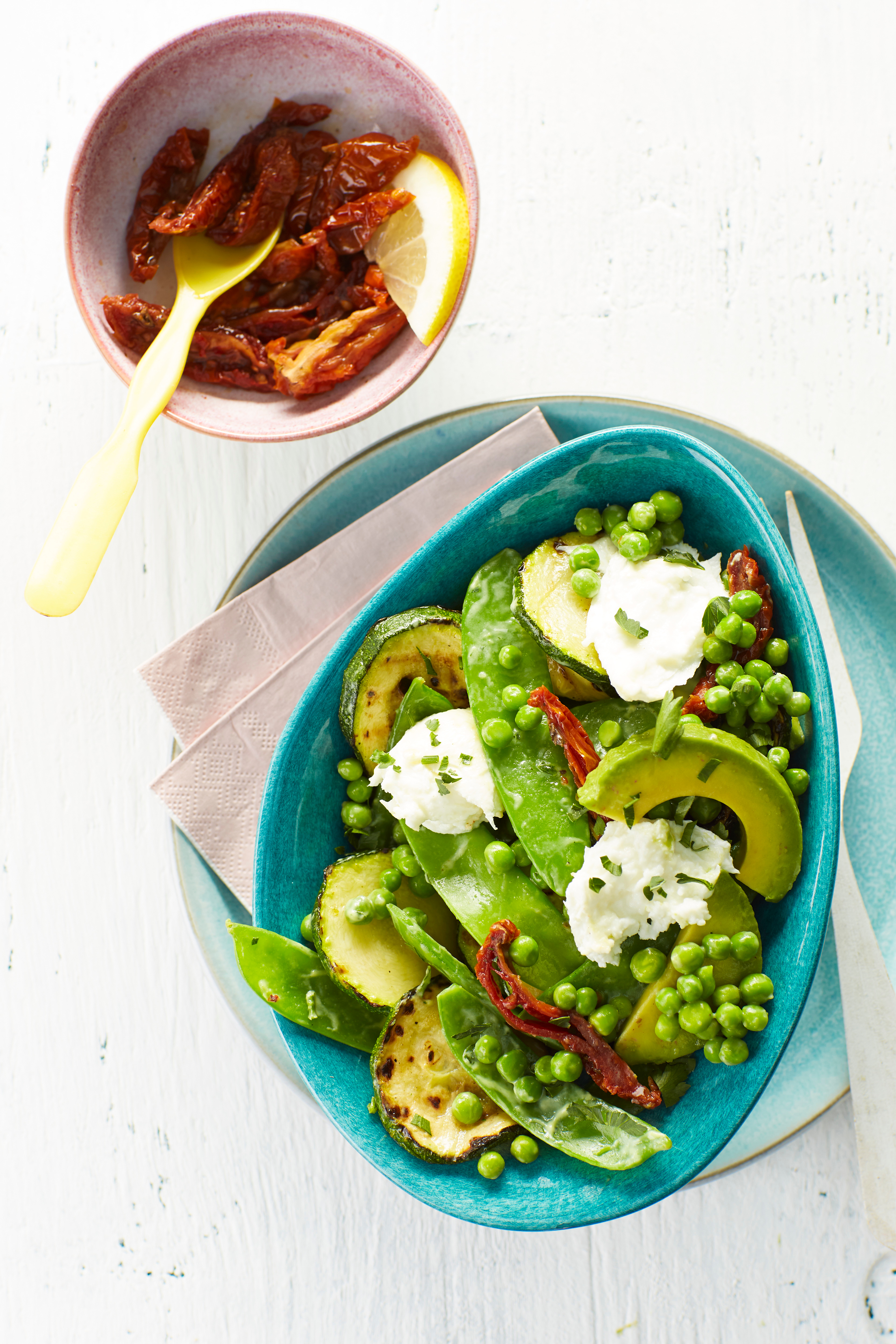 Groene groentensalade met avocadodressing