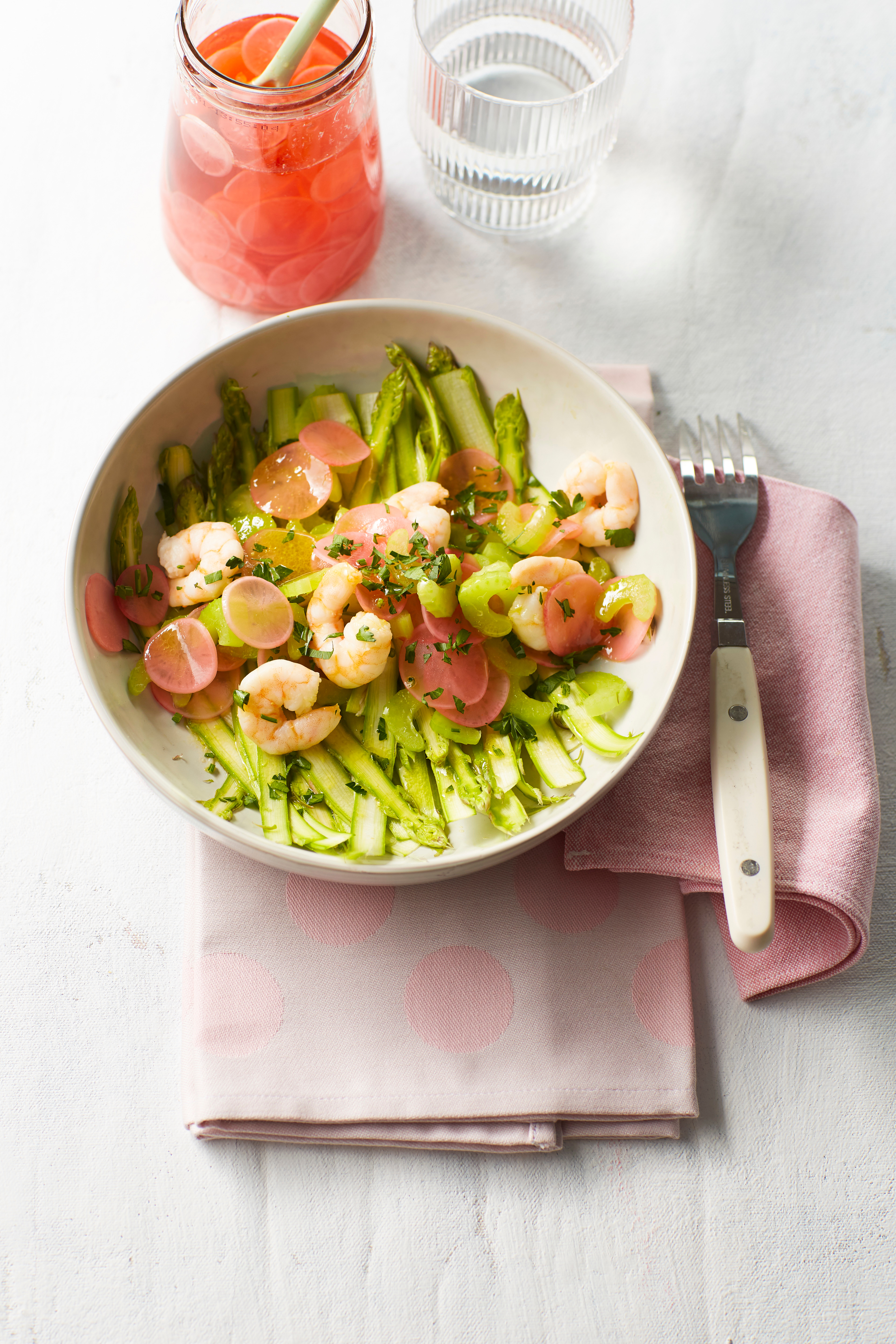 Aspergesalade met garnalen en radijs