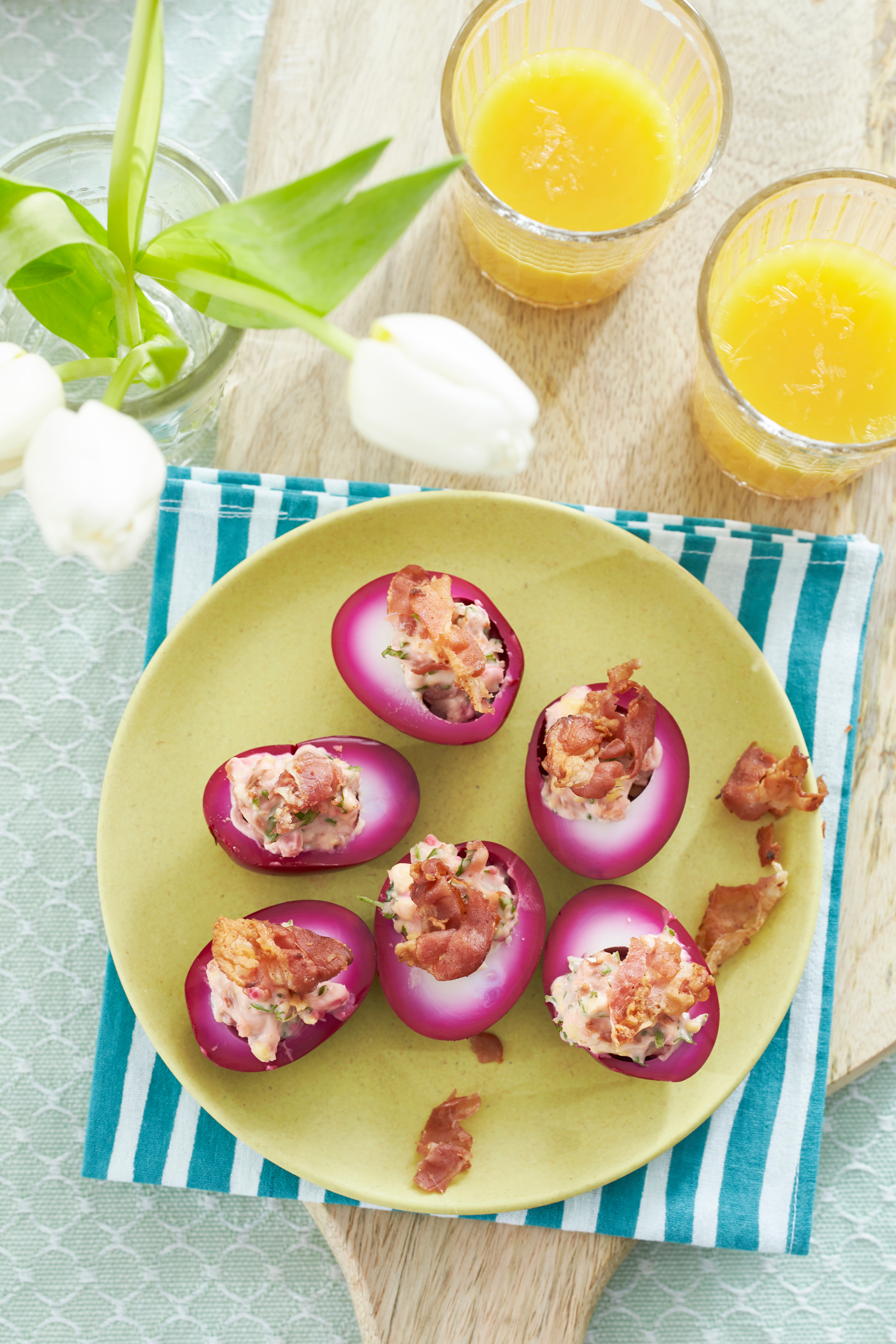 Roze gevulde eieren met krokante bacon