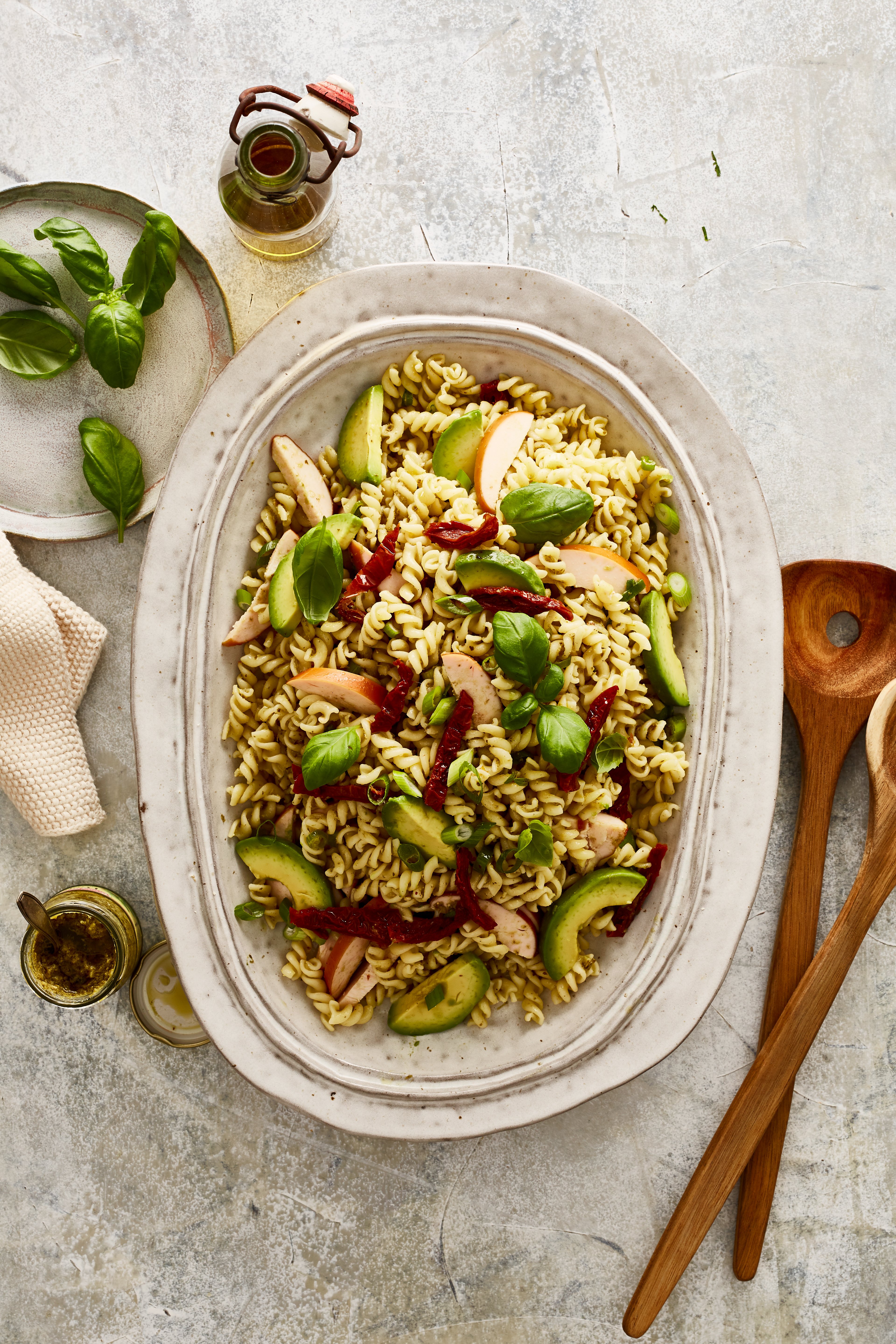 Pastasalade met pesto, gerookte kip en avocado