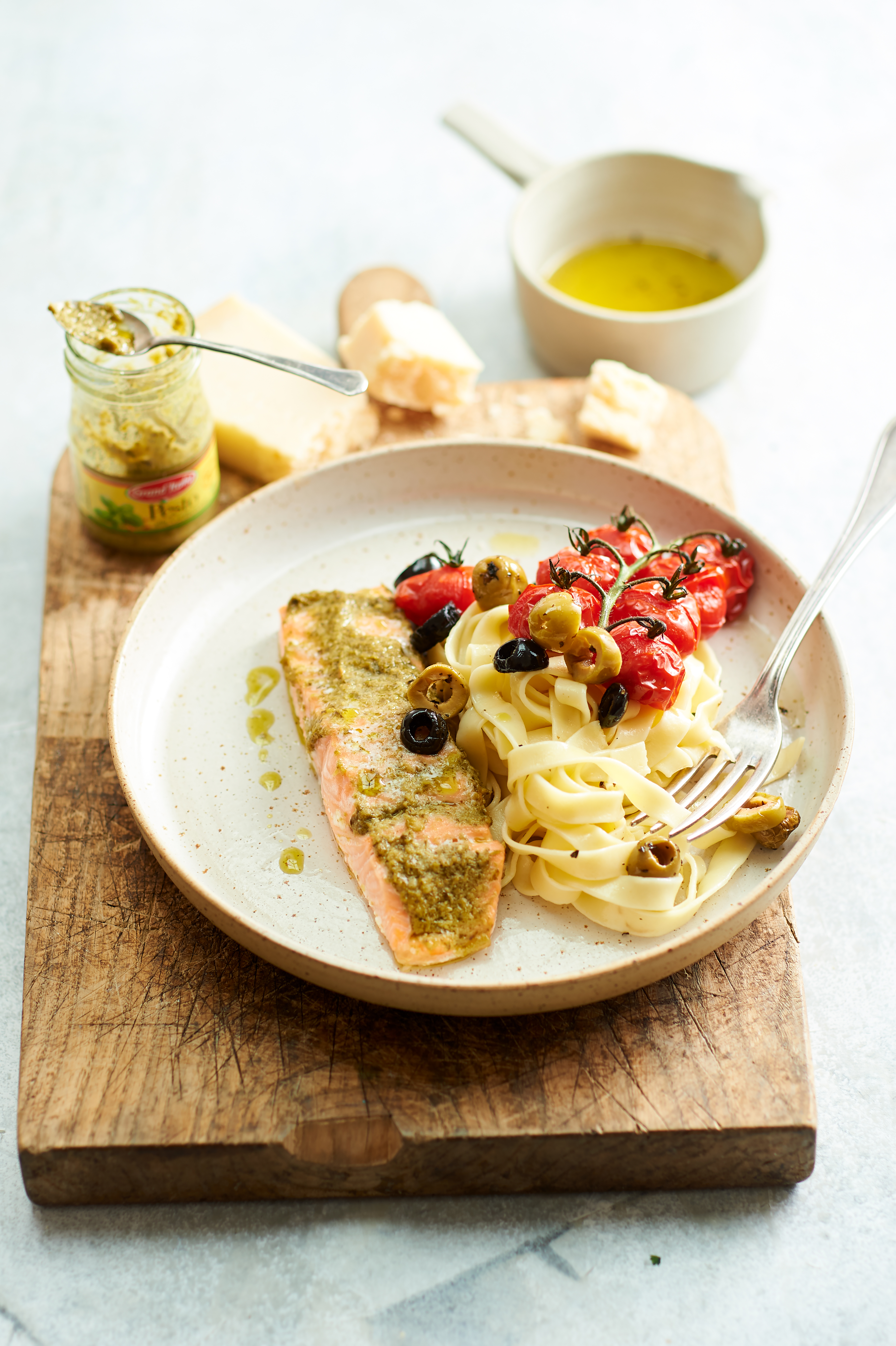 Zalm met pesto en gepofte tomaatjes