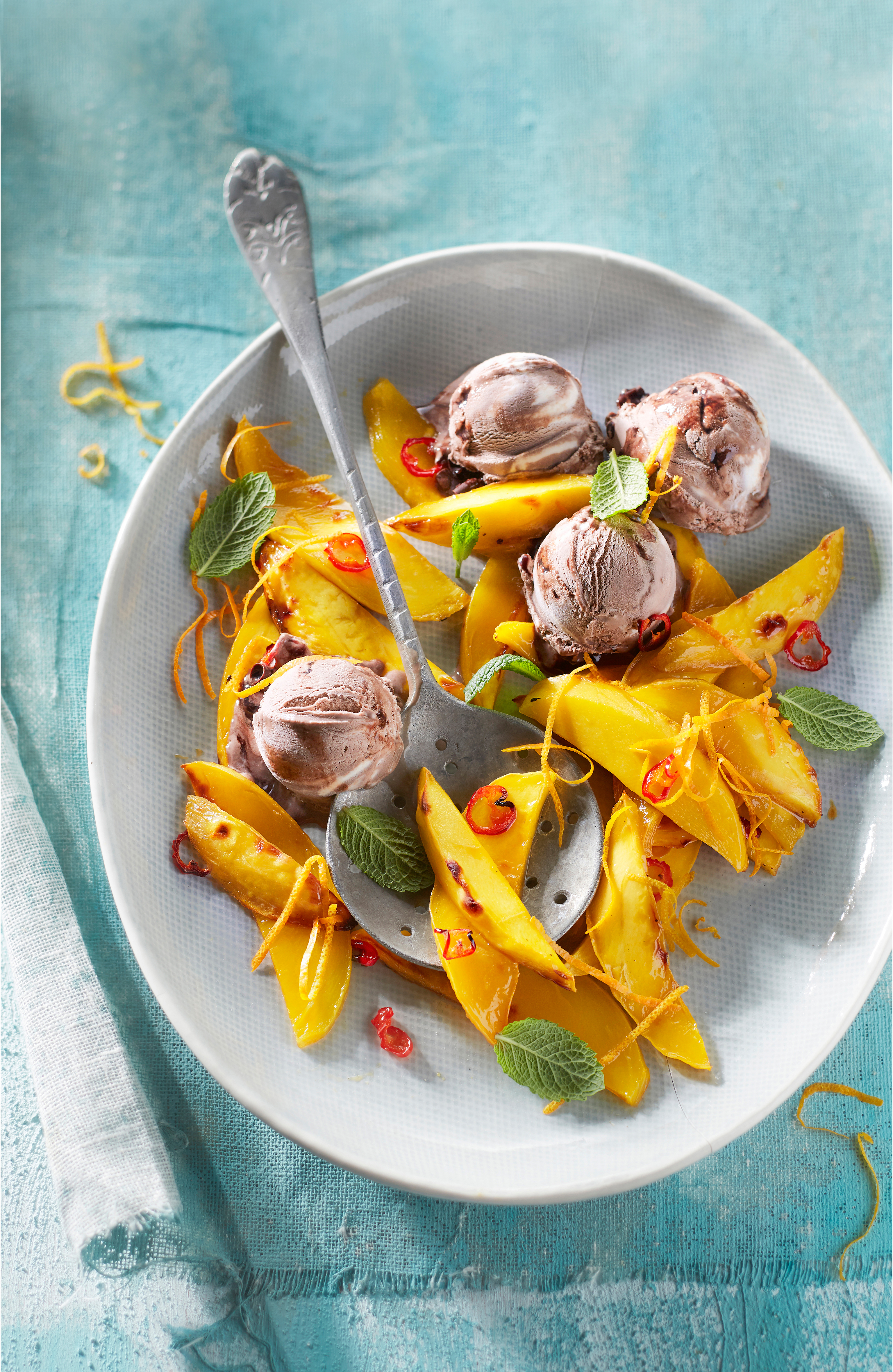 Geroosterde mango met chocolade-ijs