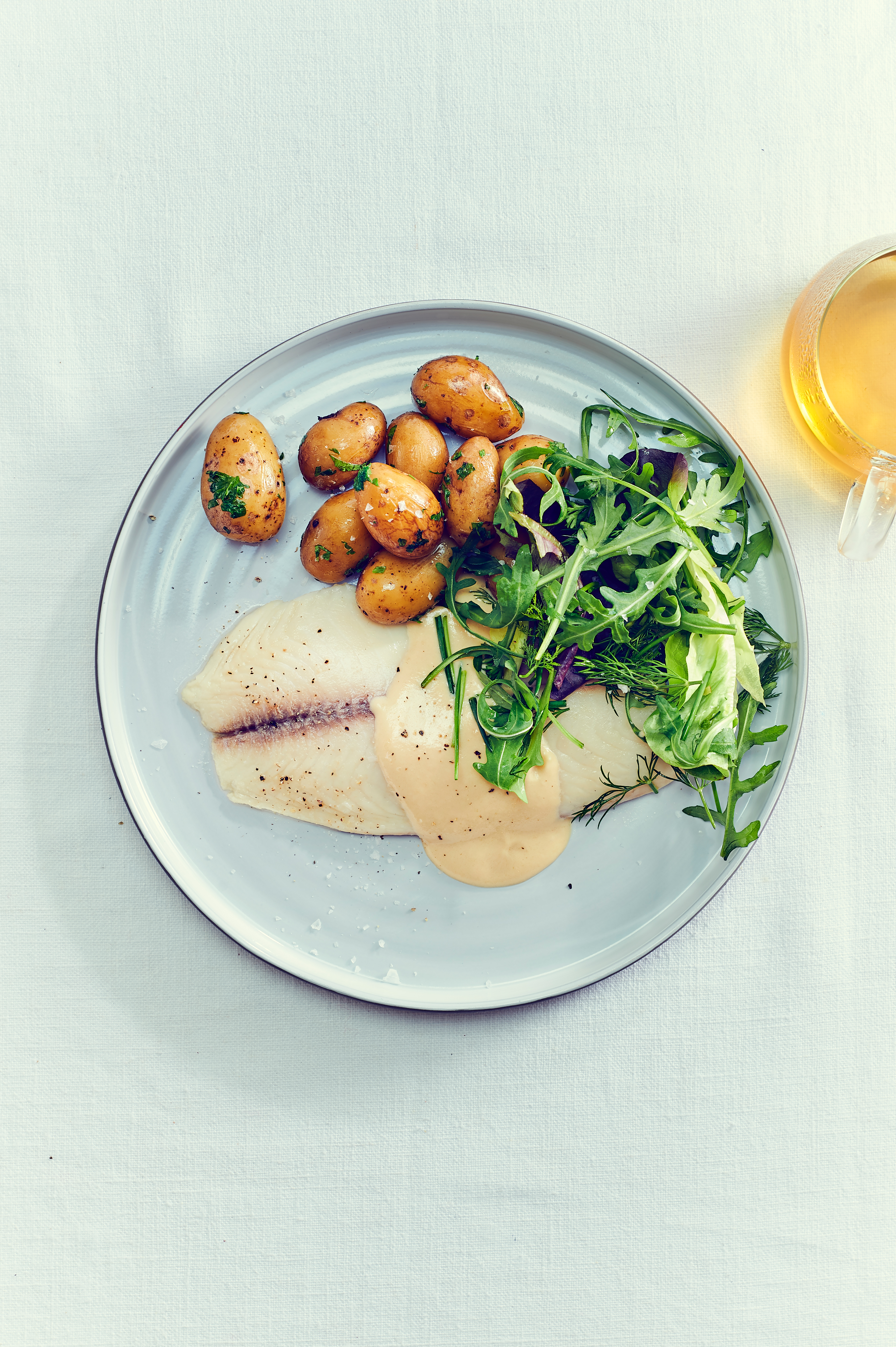 In jasmijnthee gepocheerde tilapia