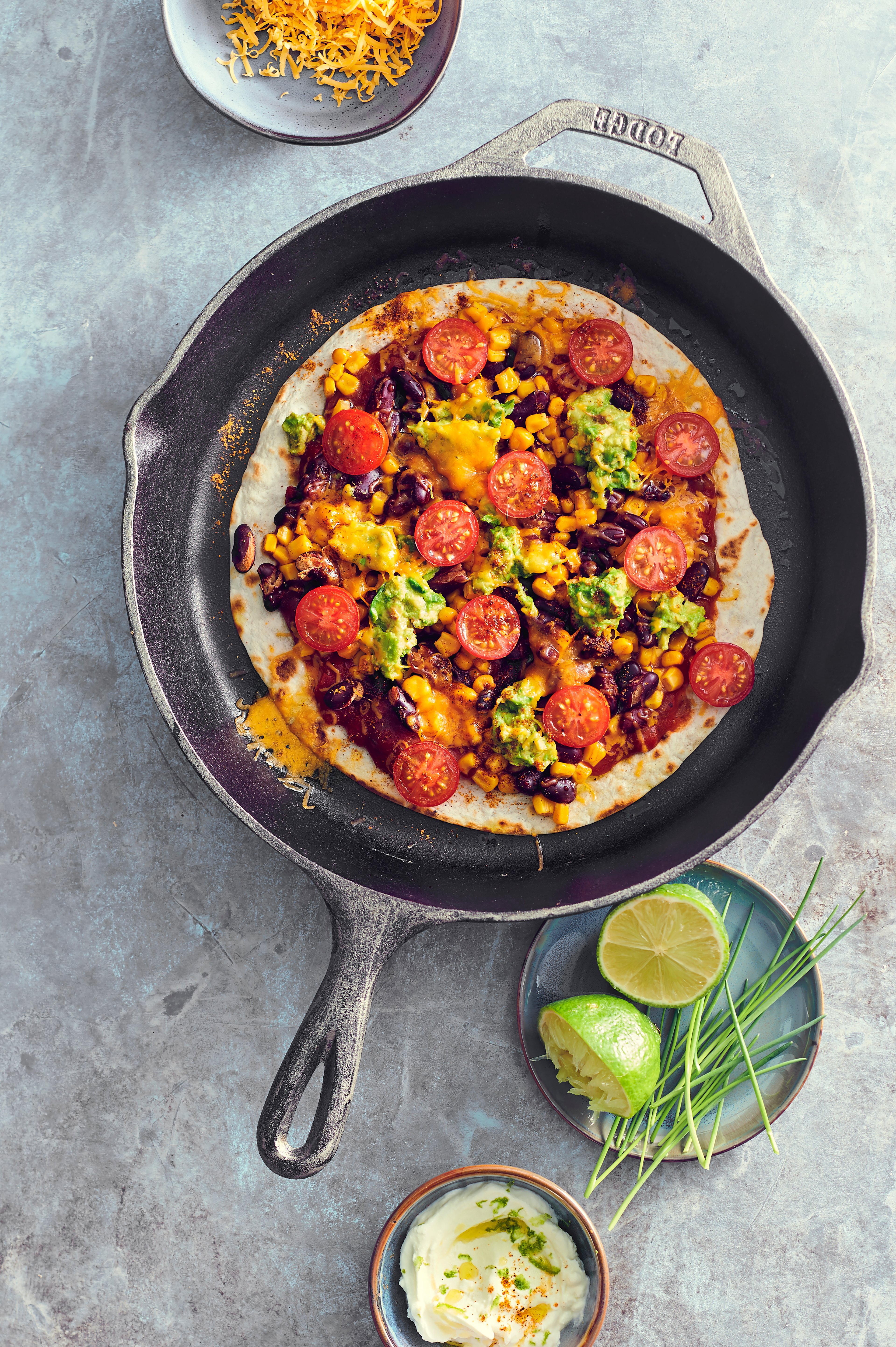 Panpizza met chili en tomaatjes