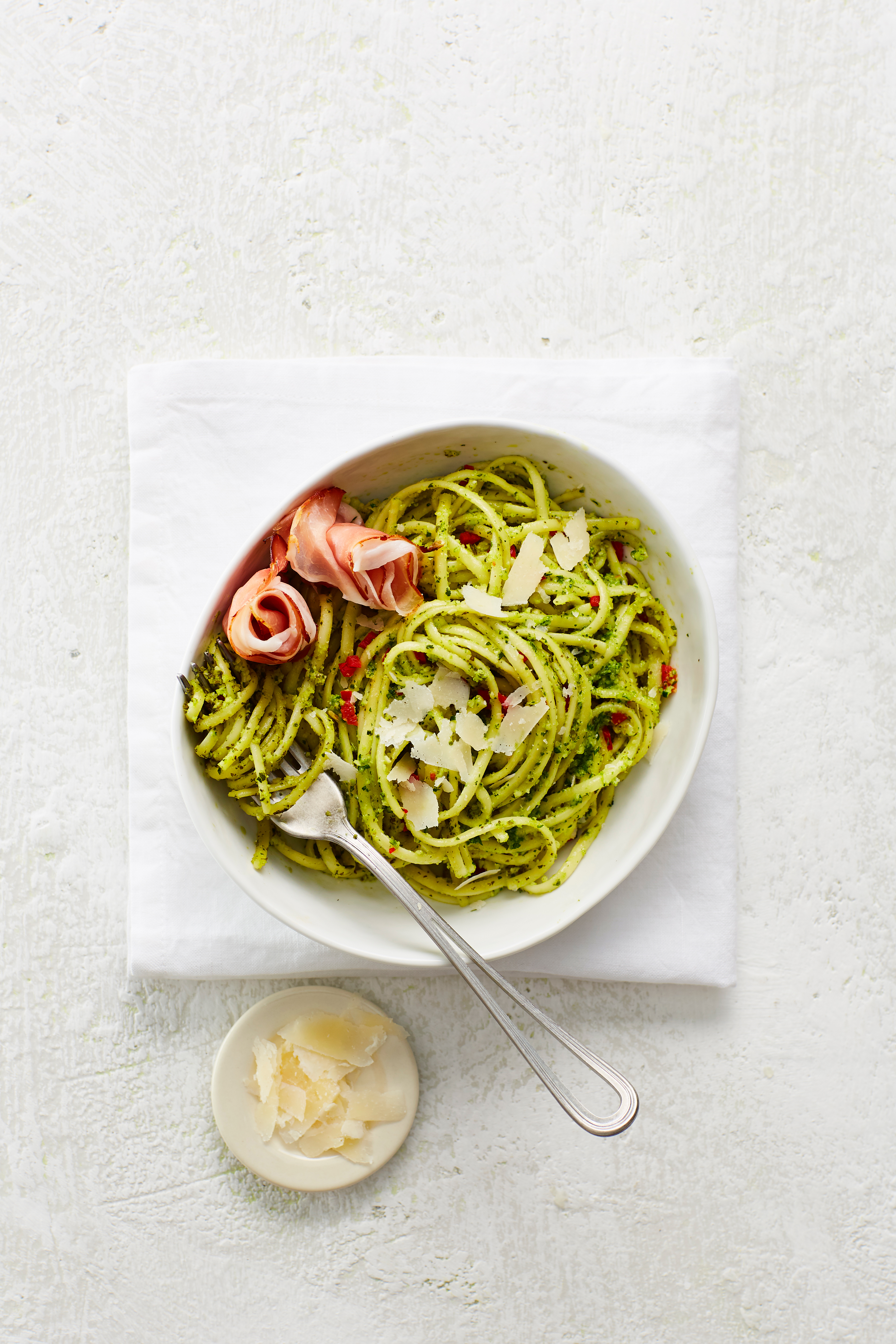 Linguini met ham en amandel-peterseliepesto