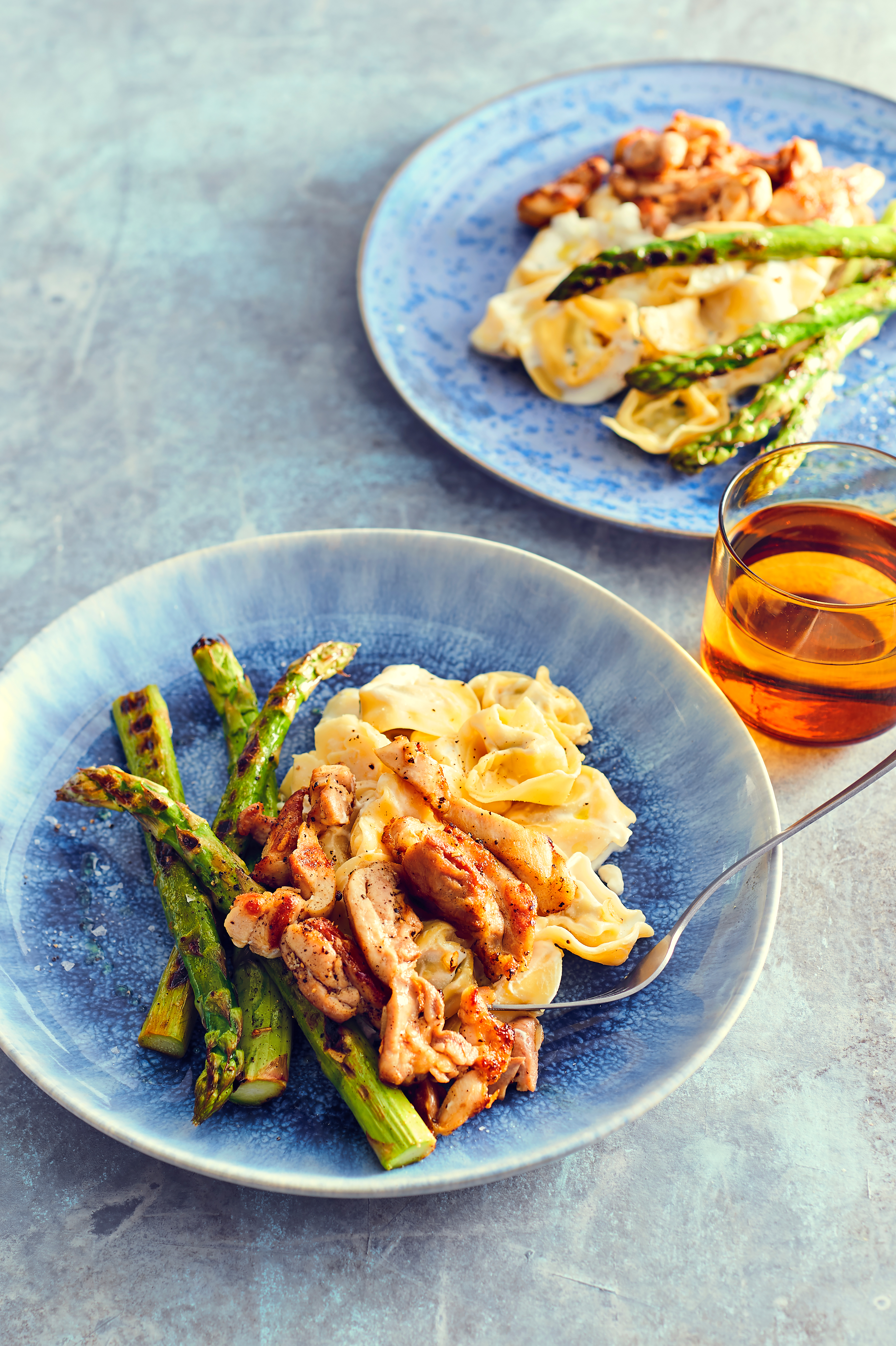 Spinazietortellini met kip, asperges en geitenkaas