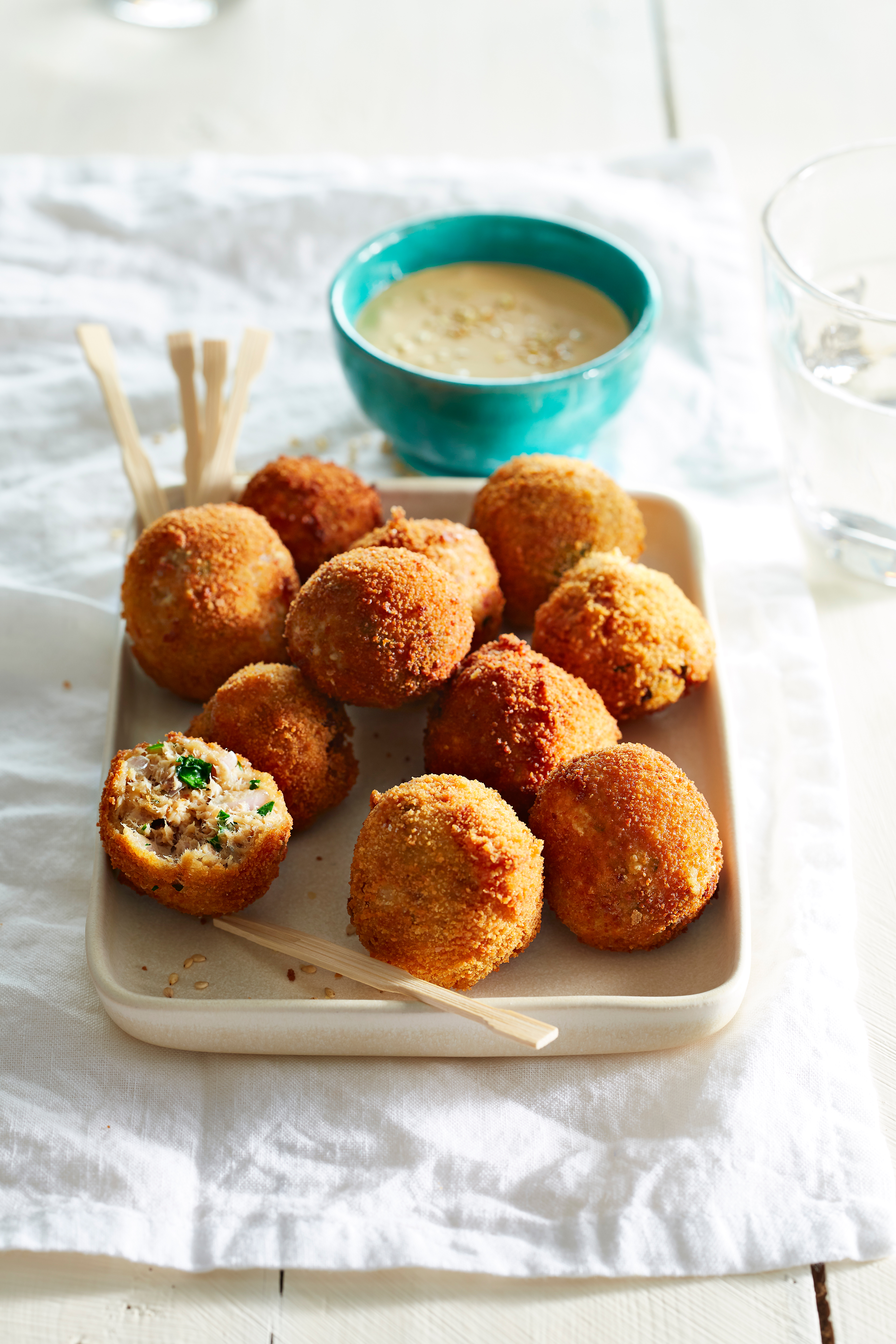 Zalmballetjes met sesamdip