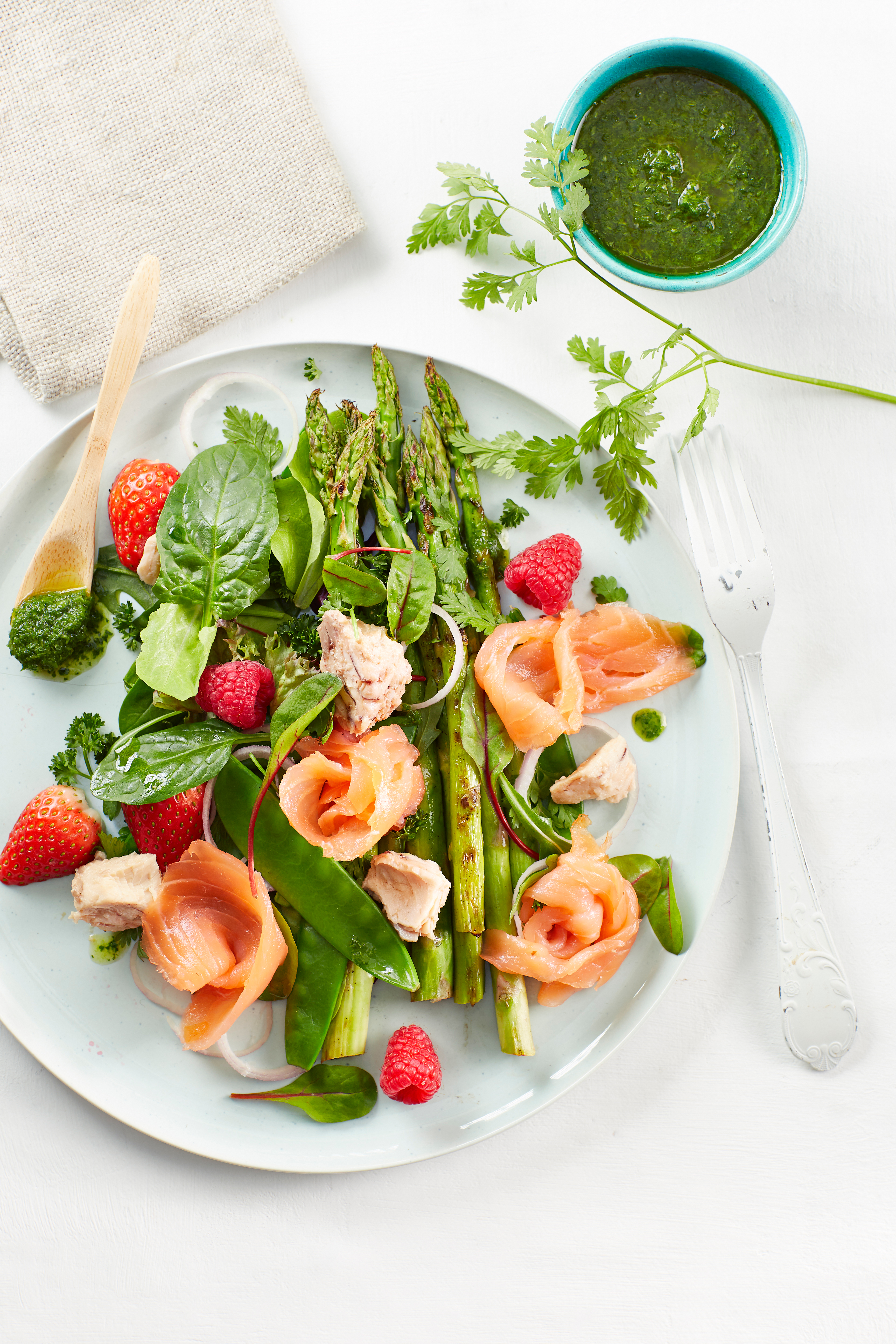Kruidensalade met zalm en rucoladressing