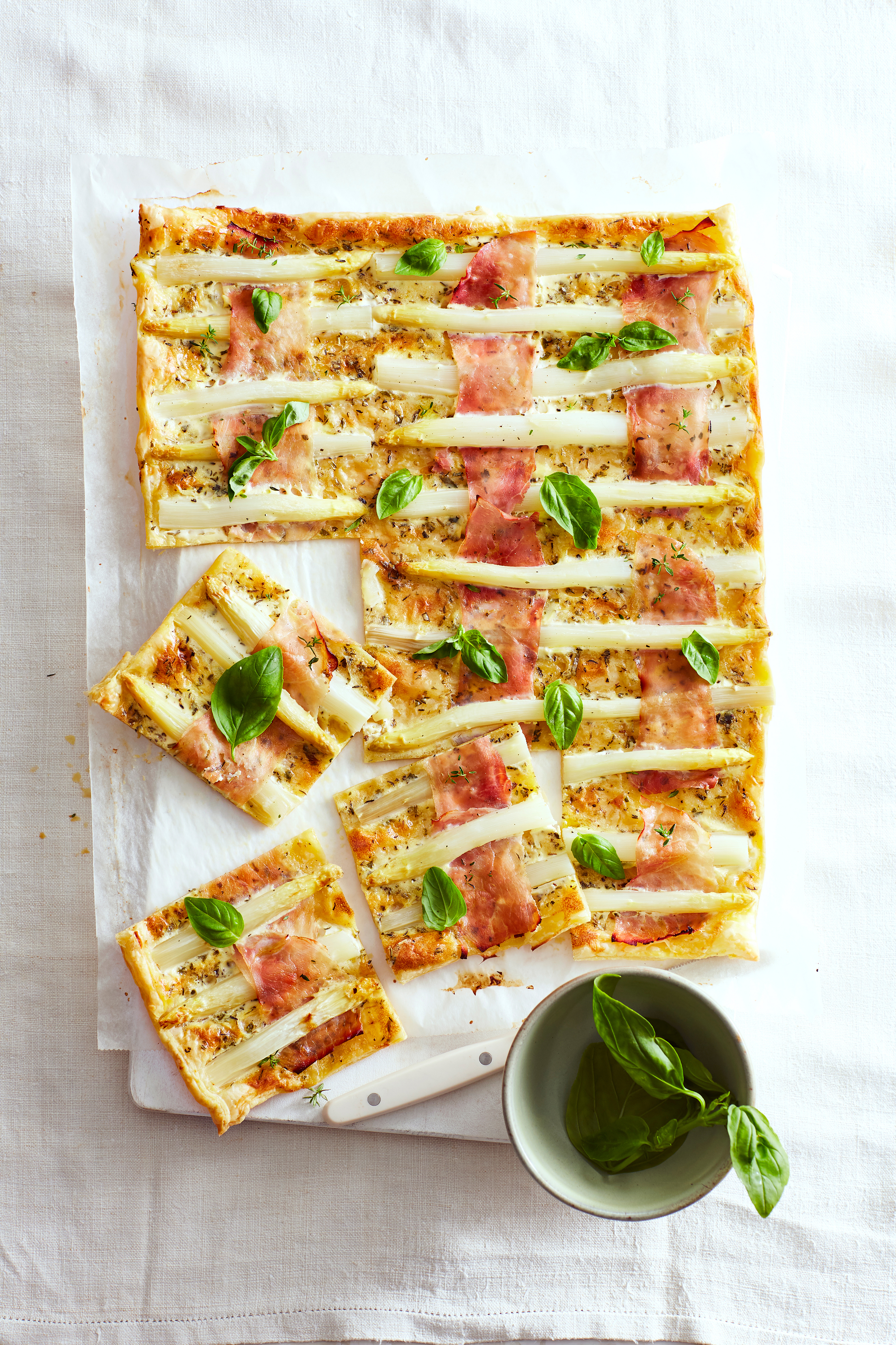 Bladerdeegtaart met asperges, ham en basilicum