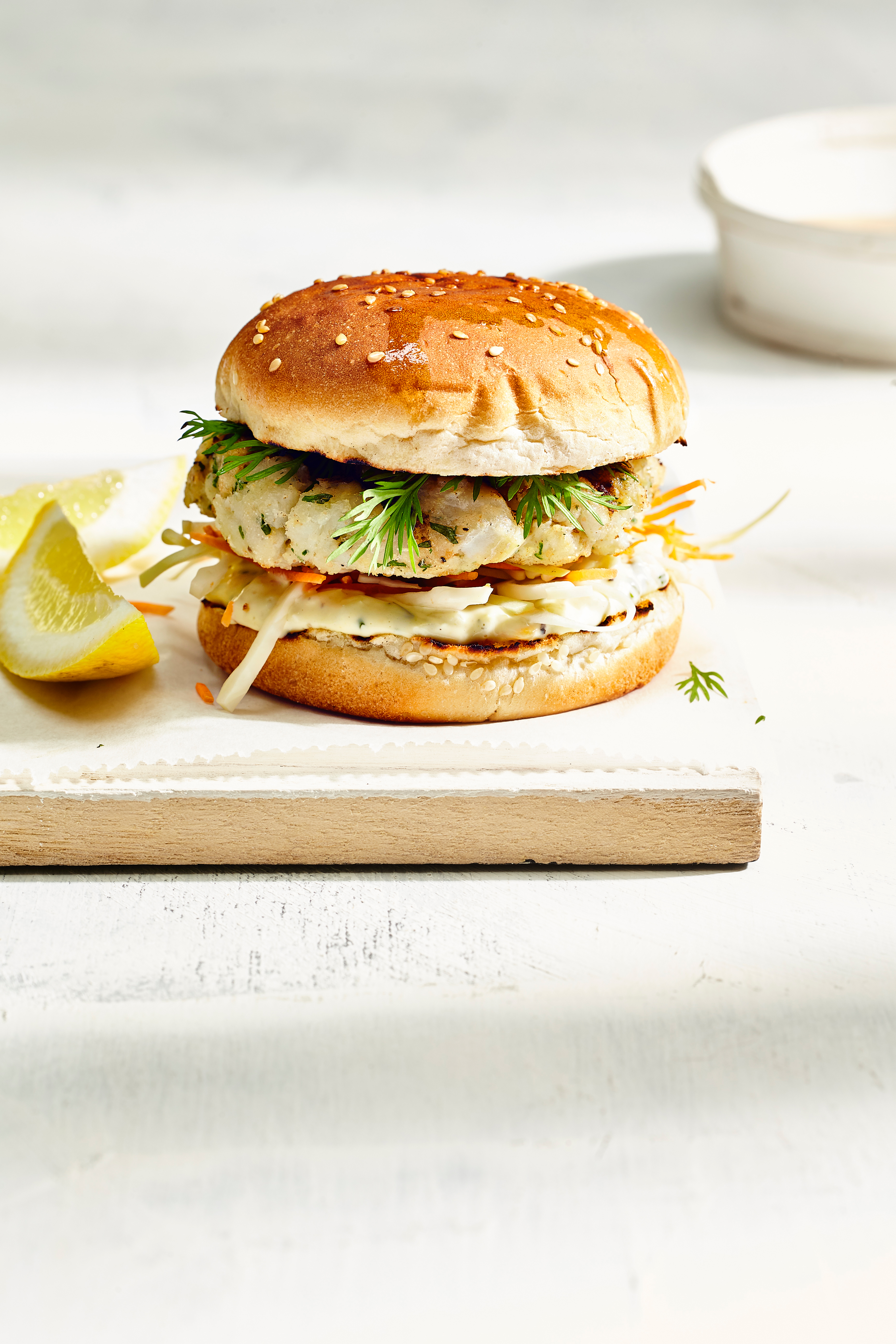 Visburgers met mosterd-kruidenmayonaise