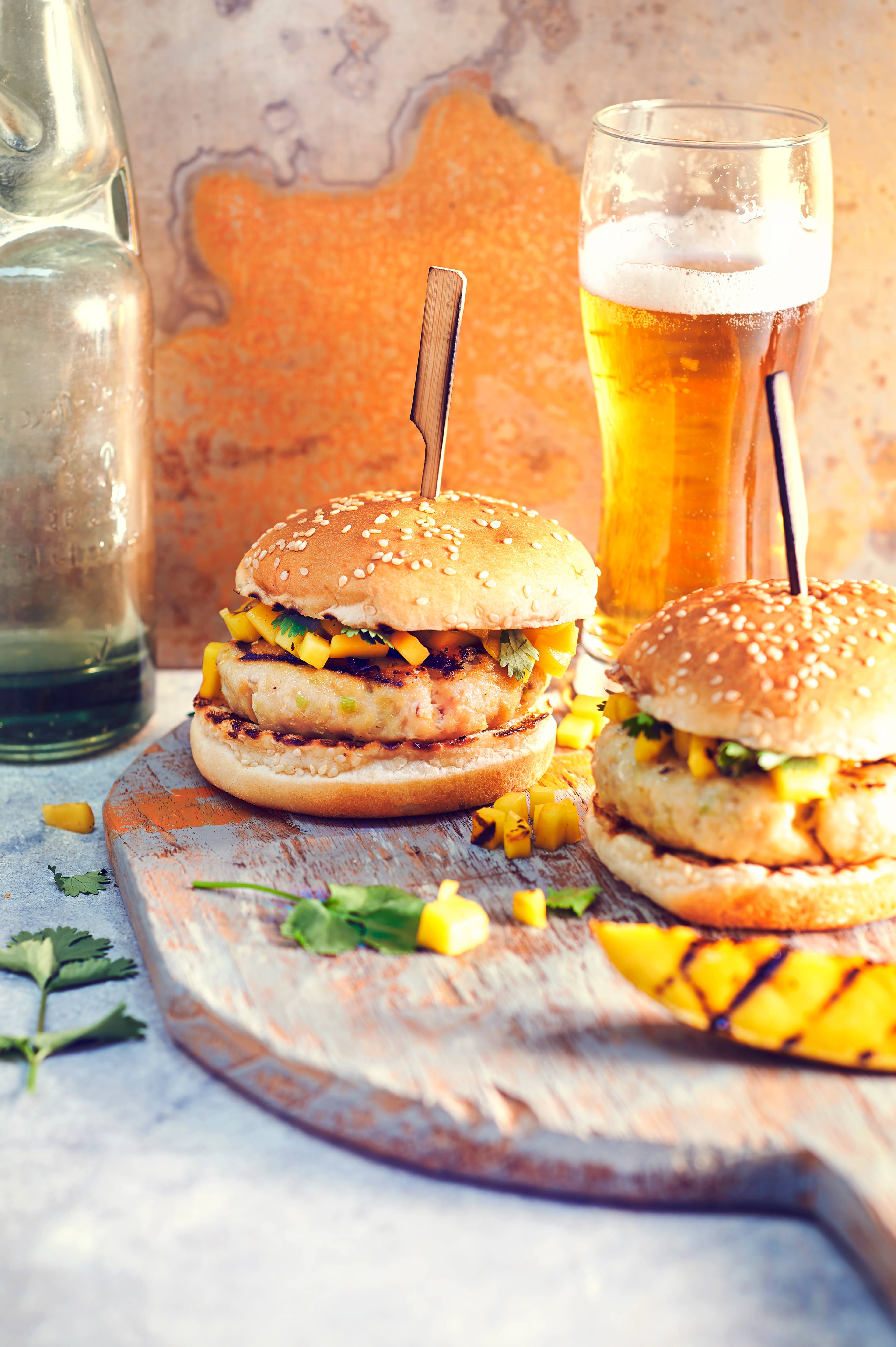 Thaise kabeljauwburgers met gegrilde mango