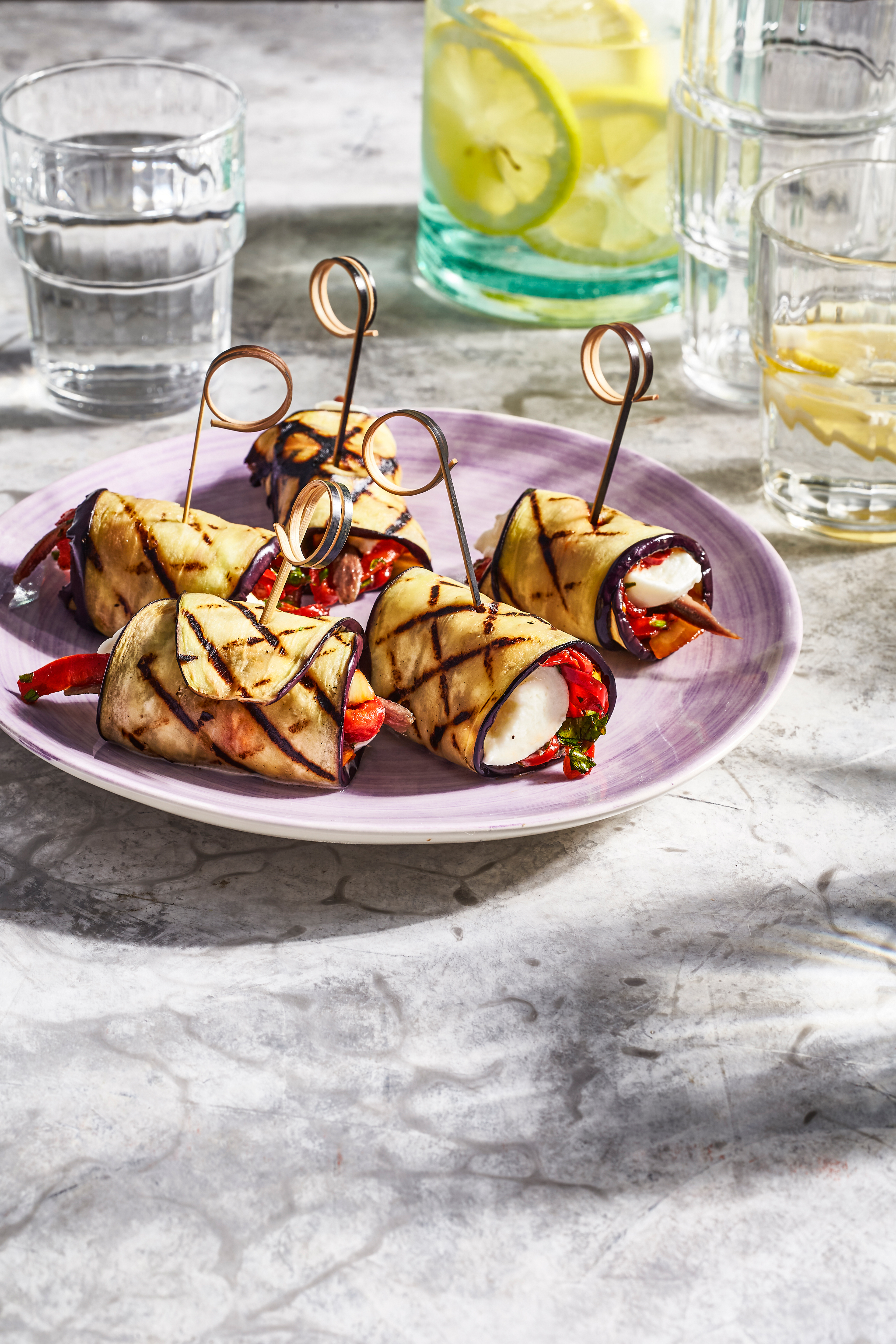 Gevulde auberginerolletjes met peperonata en ansjovis