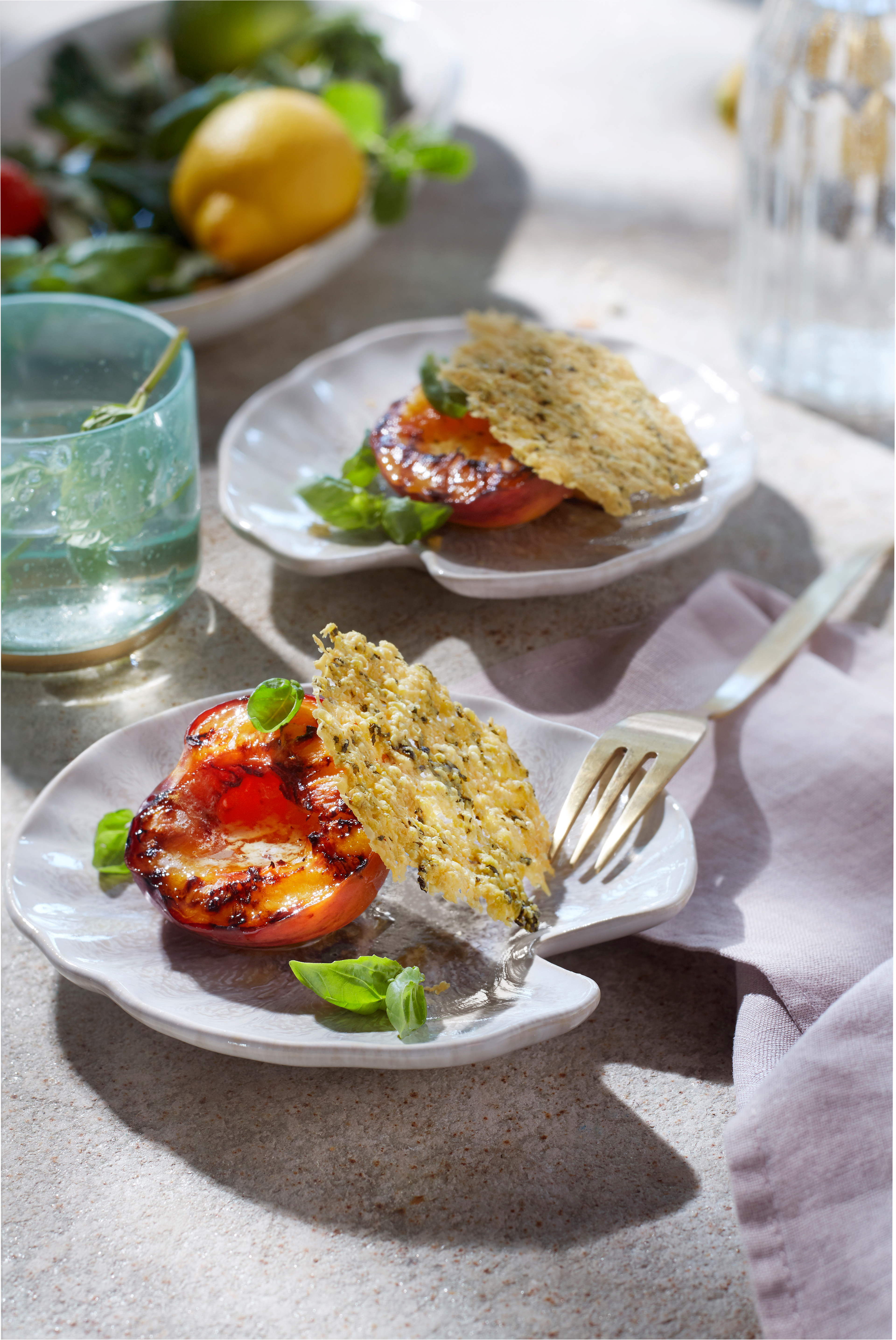 Geroosterde nectarine met pecorino-basilicumkoekje