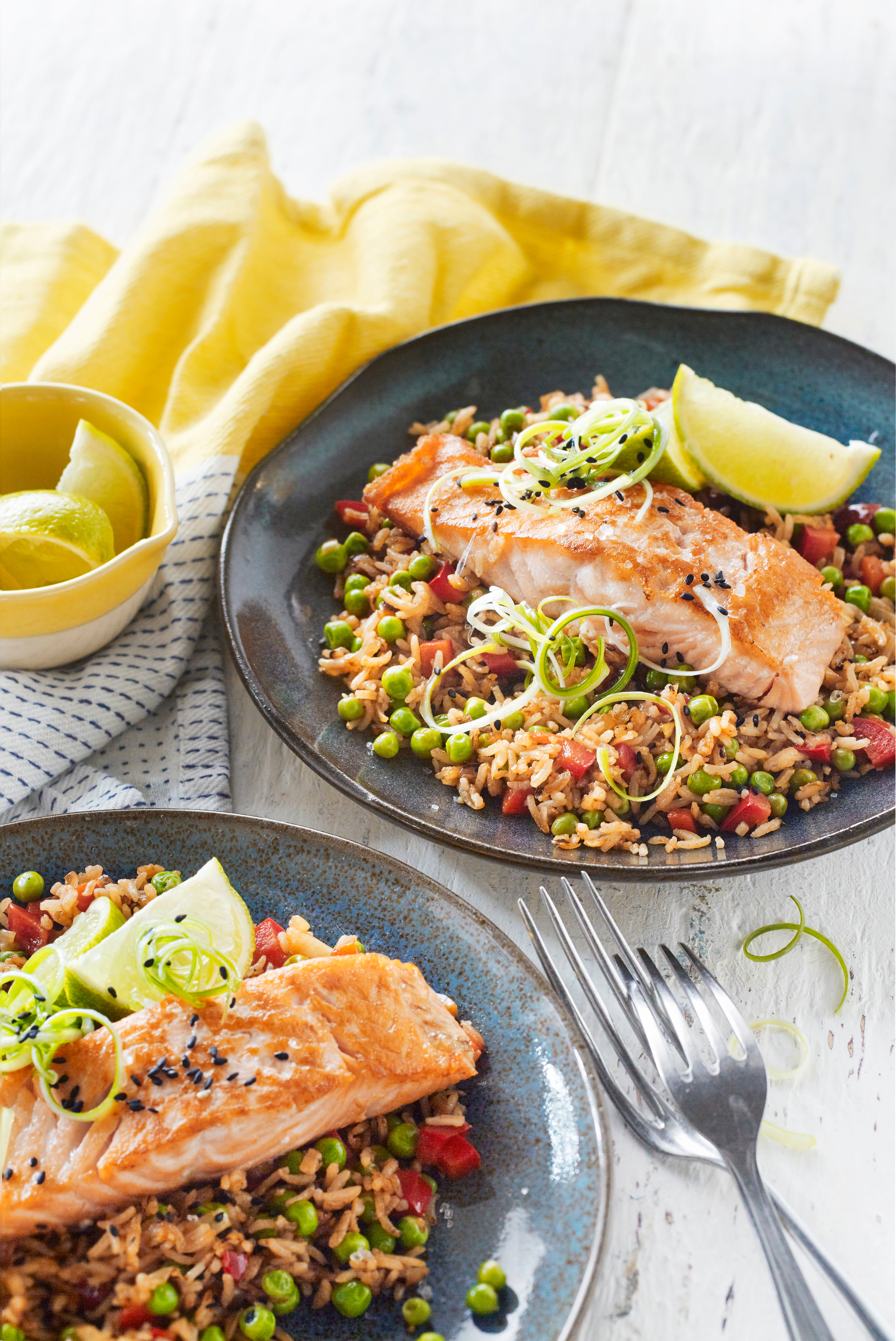 Gebakken rijst met zalm en doperwtjes