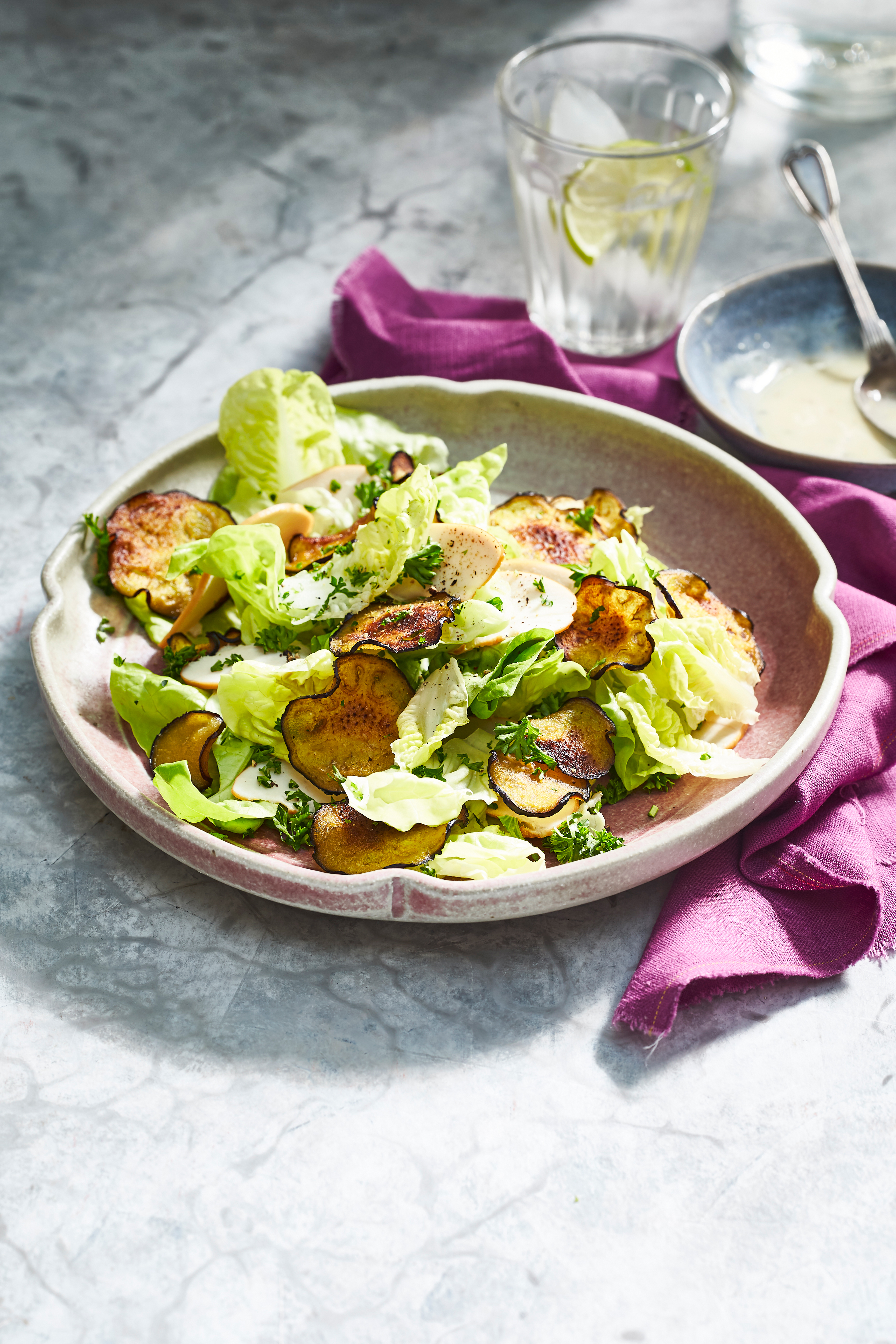 Kropsla met gerookte kip en auberginechips