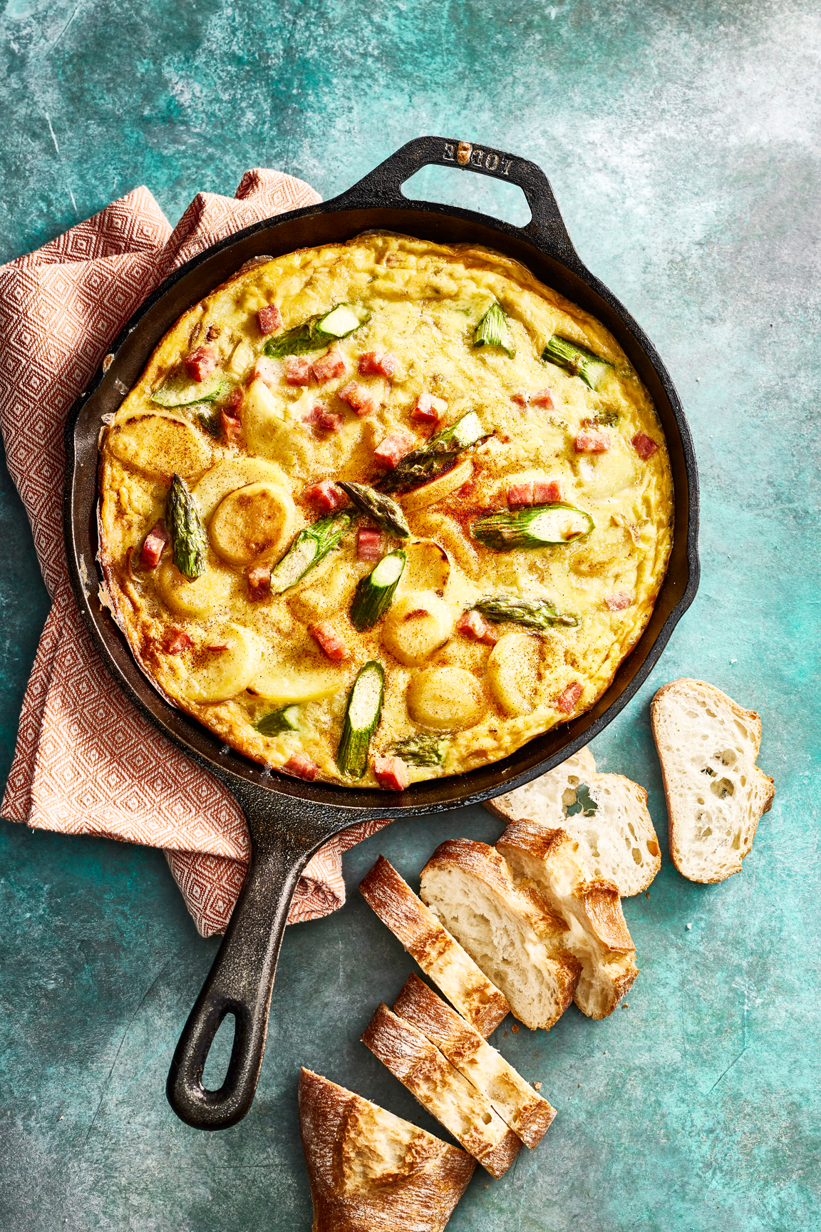 Frittata met ham, aardappel en groene asperges