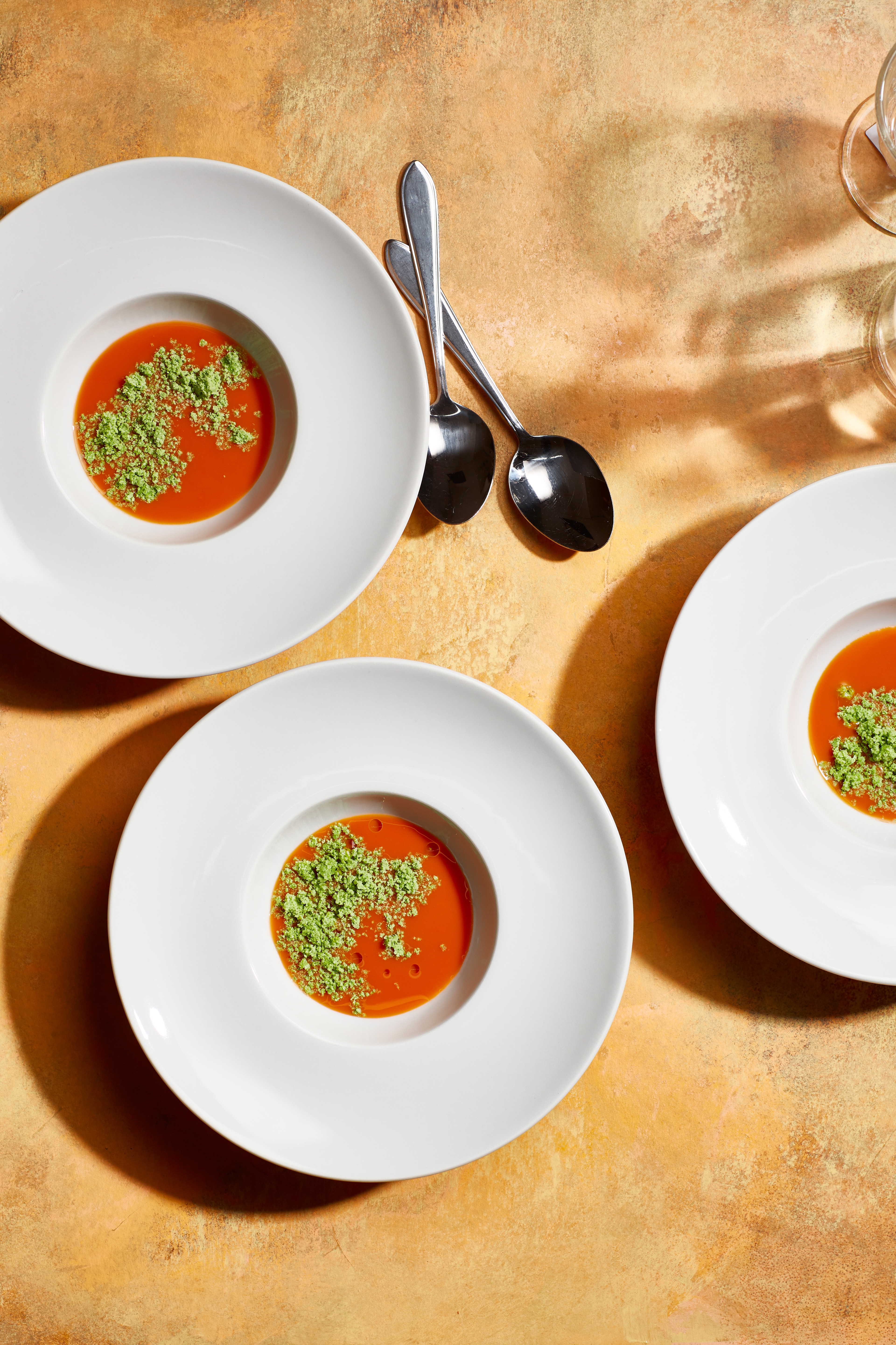 Tomatenbouillon met basilicum-yoghurtijs