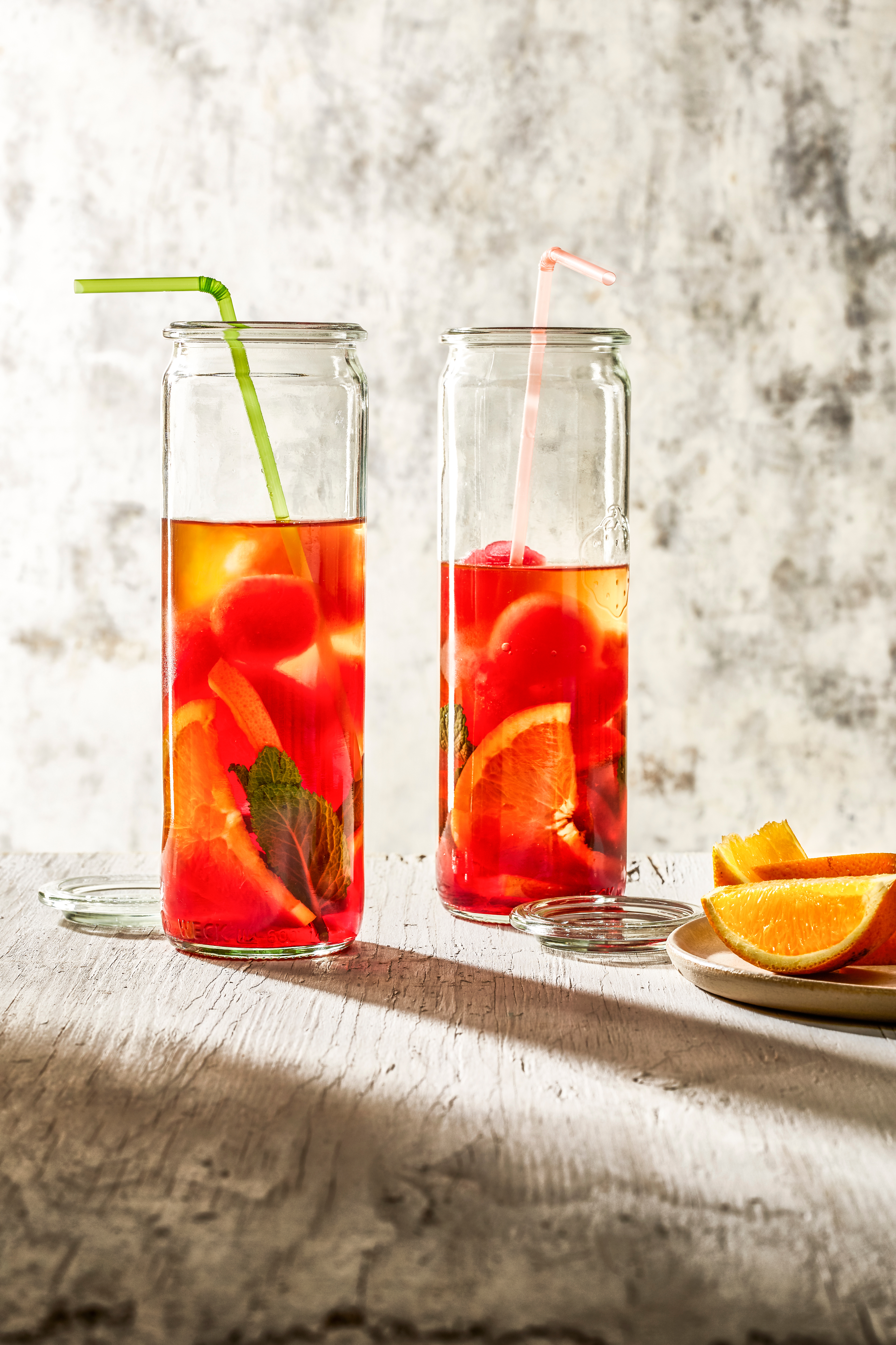 Sinaasappel-ijsthee met cranberry-ijsblokjes