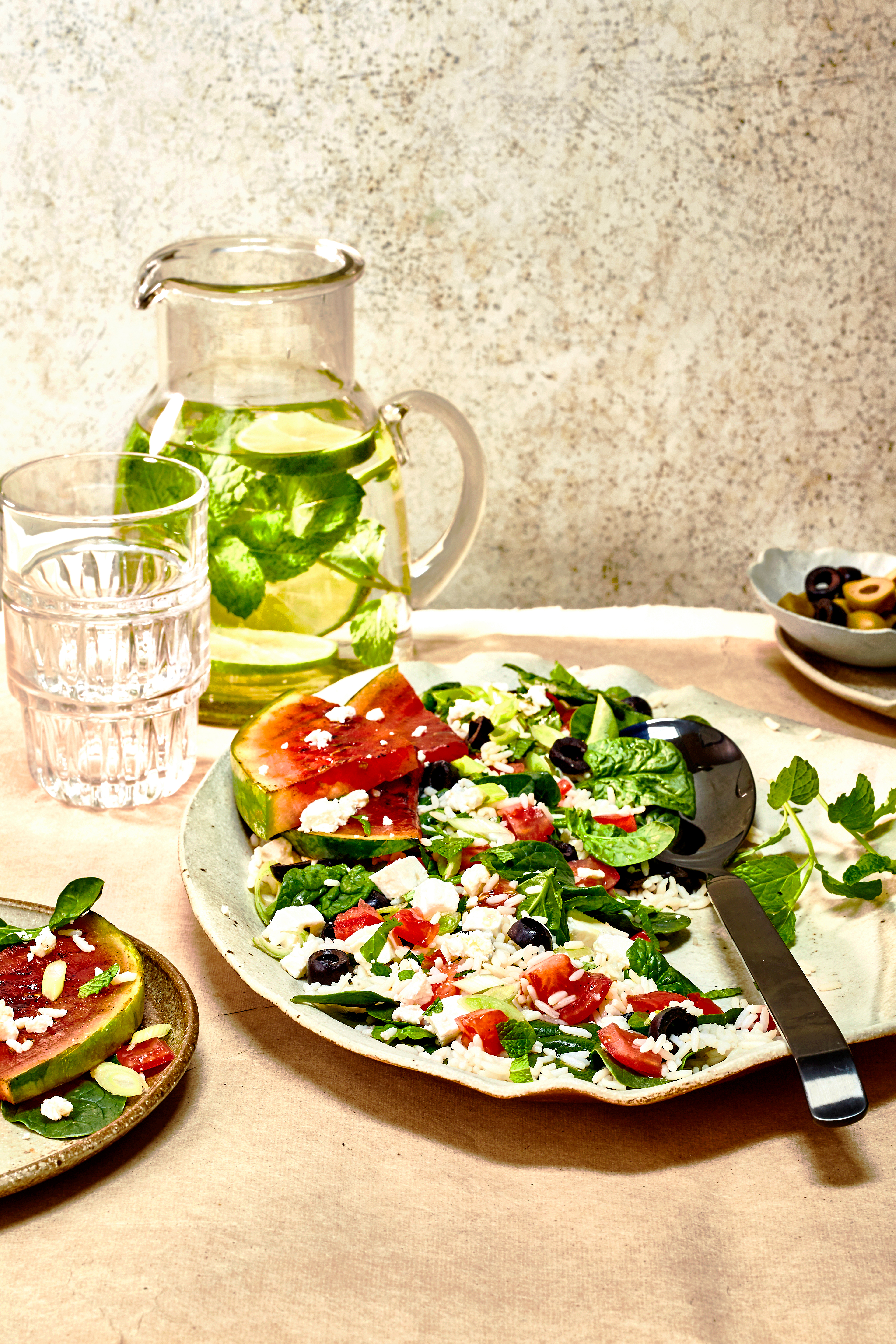 Griekse salade met gegrilde watermeloen en spinazie