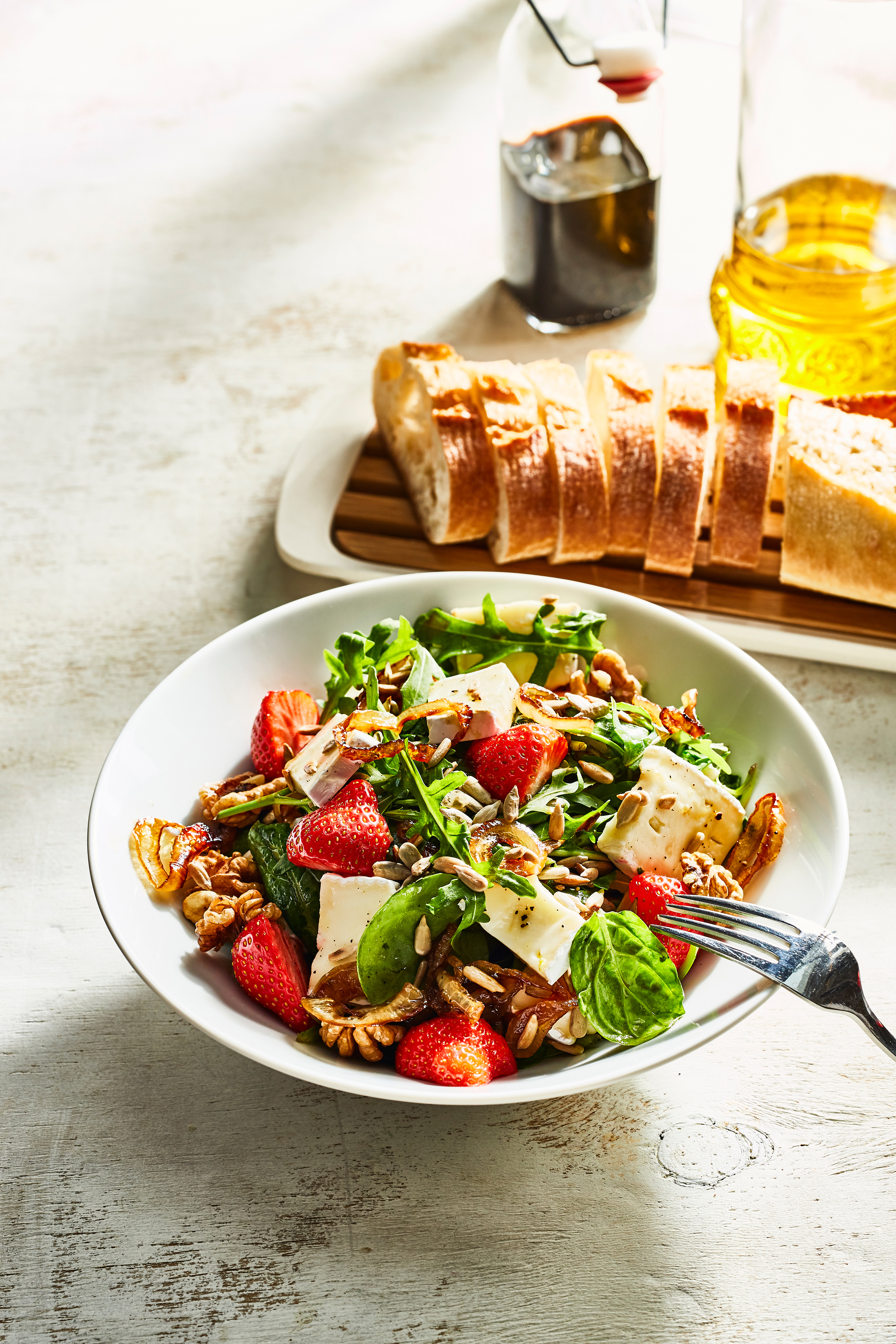 Spinaziesalade met aardbei, gekaramelliseerde ui en brie