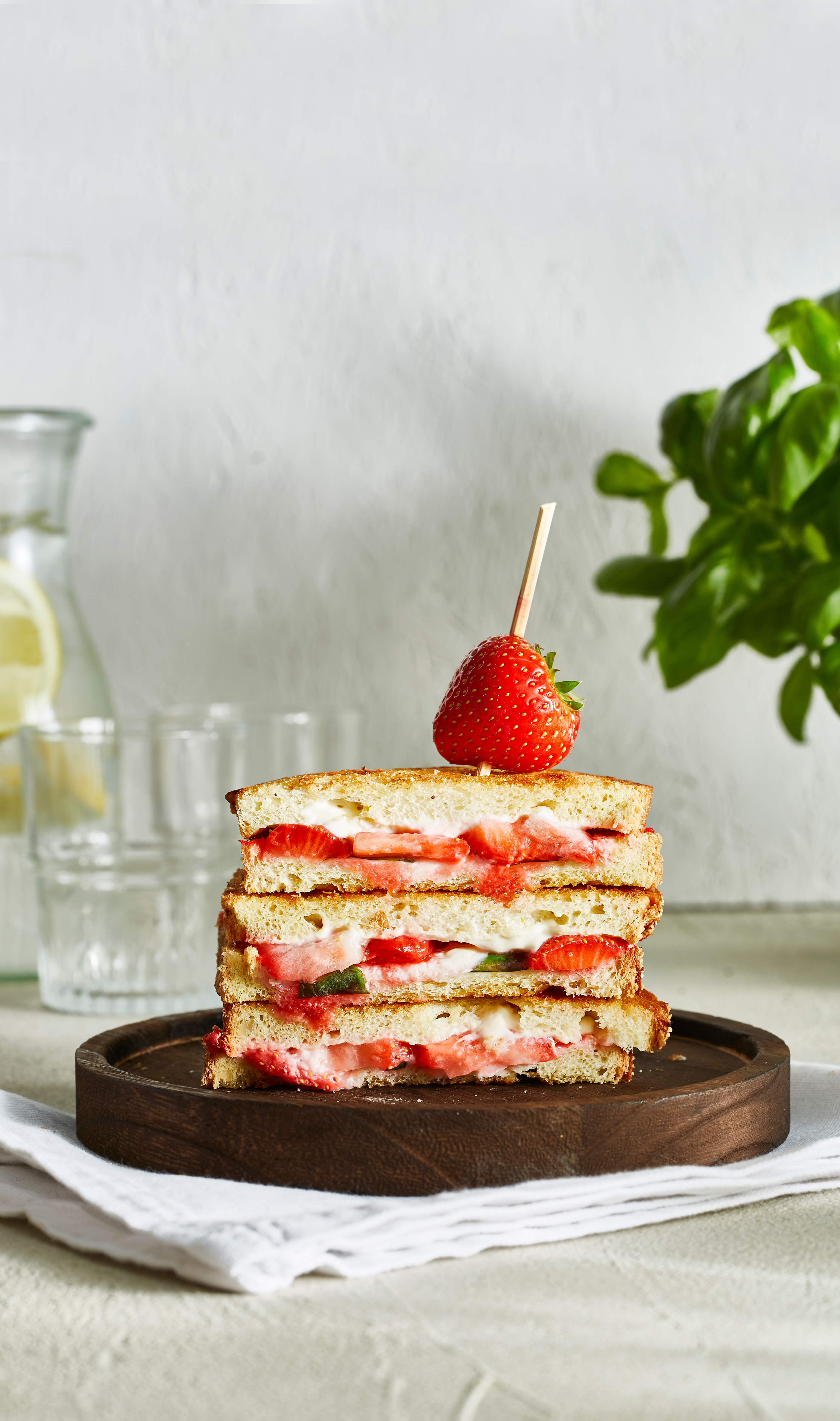 Aardbeien-pantosti met roomkaas en basilicum