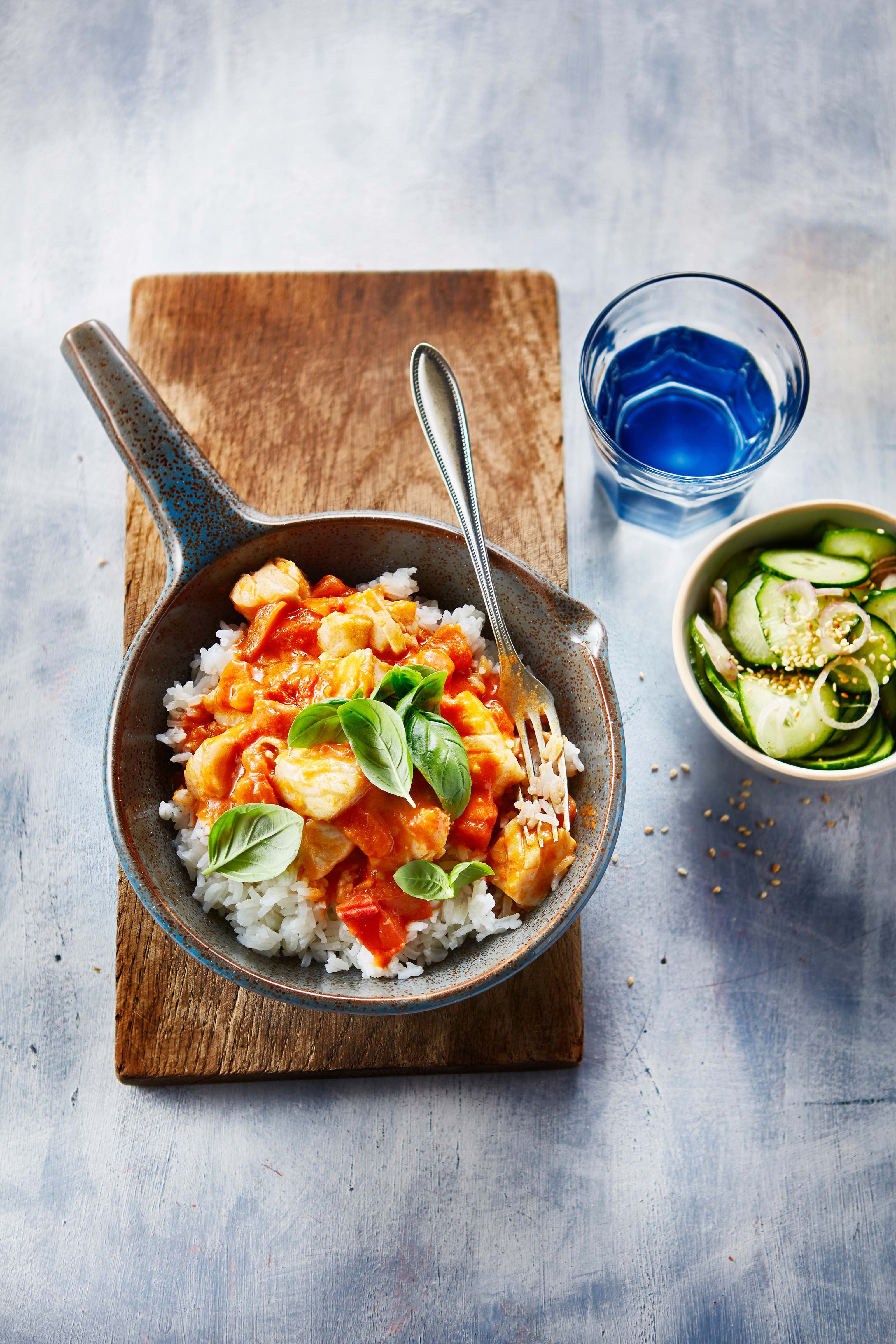 Viscurry met komkommersalade