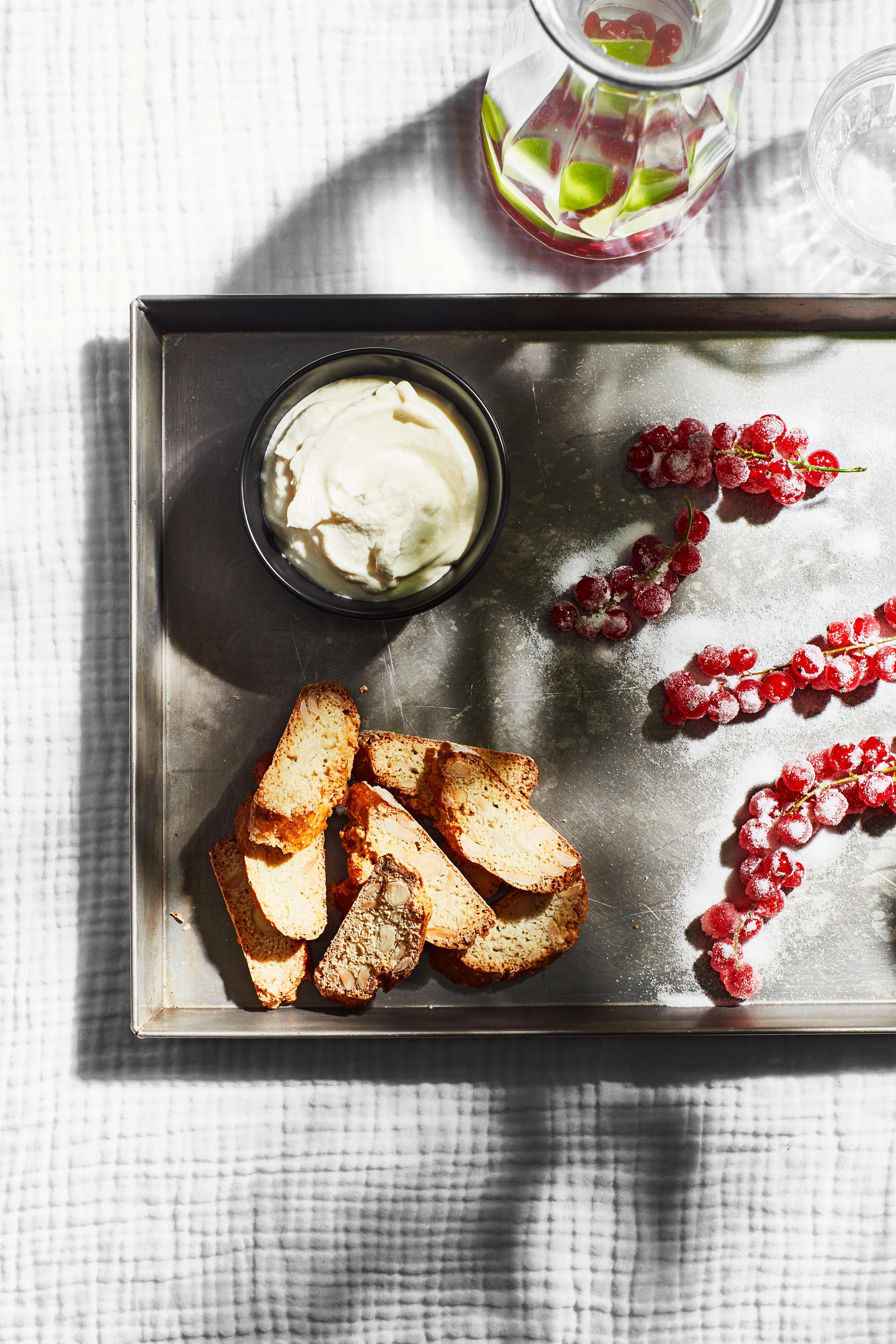‘Bevroren' aalbessen met vanilleroom en amandelbiscotti