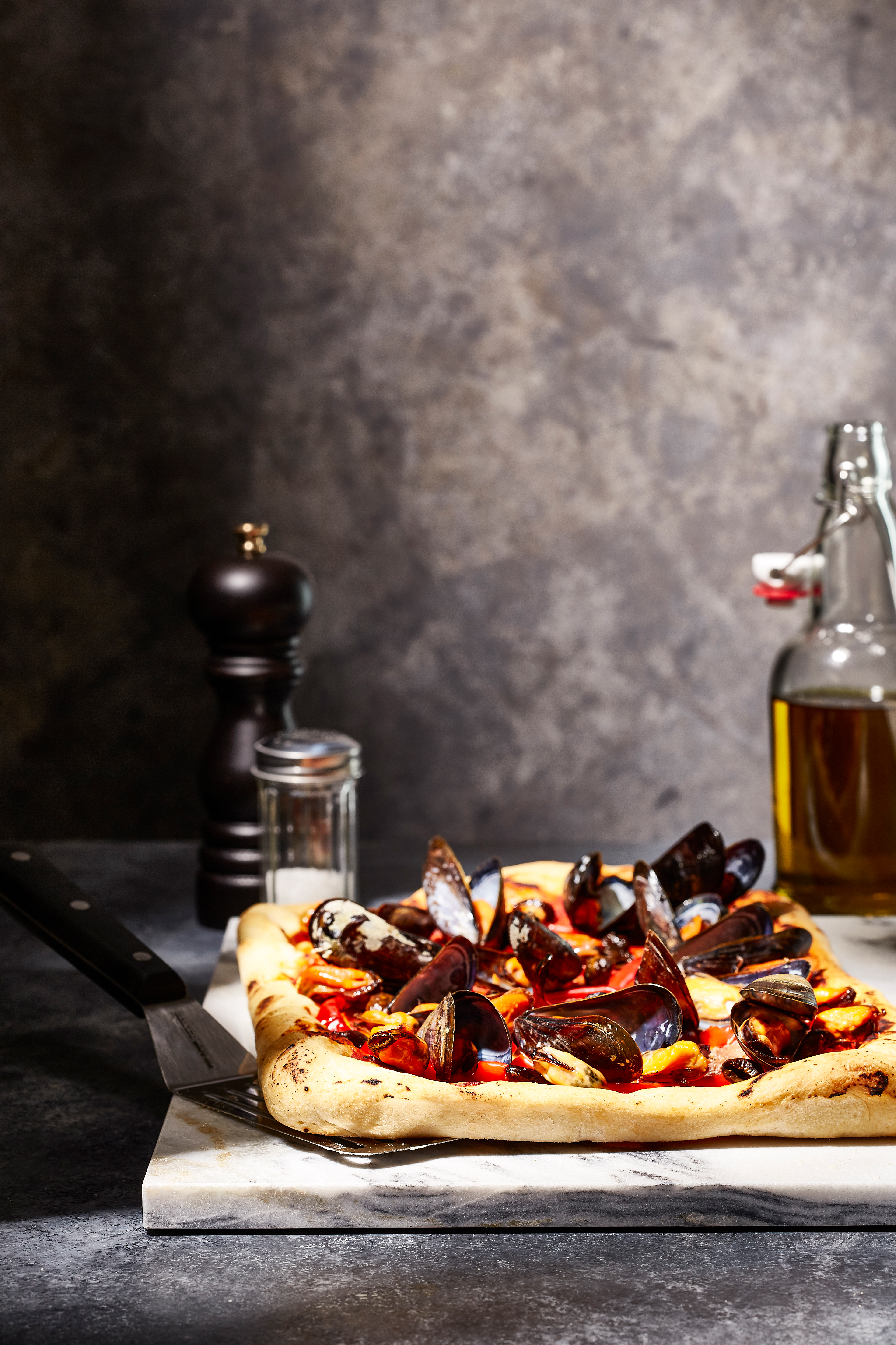 Plaatpizza met mosselen en ansjovis