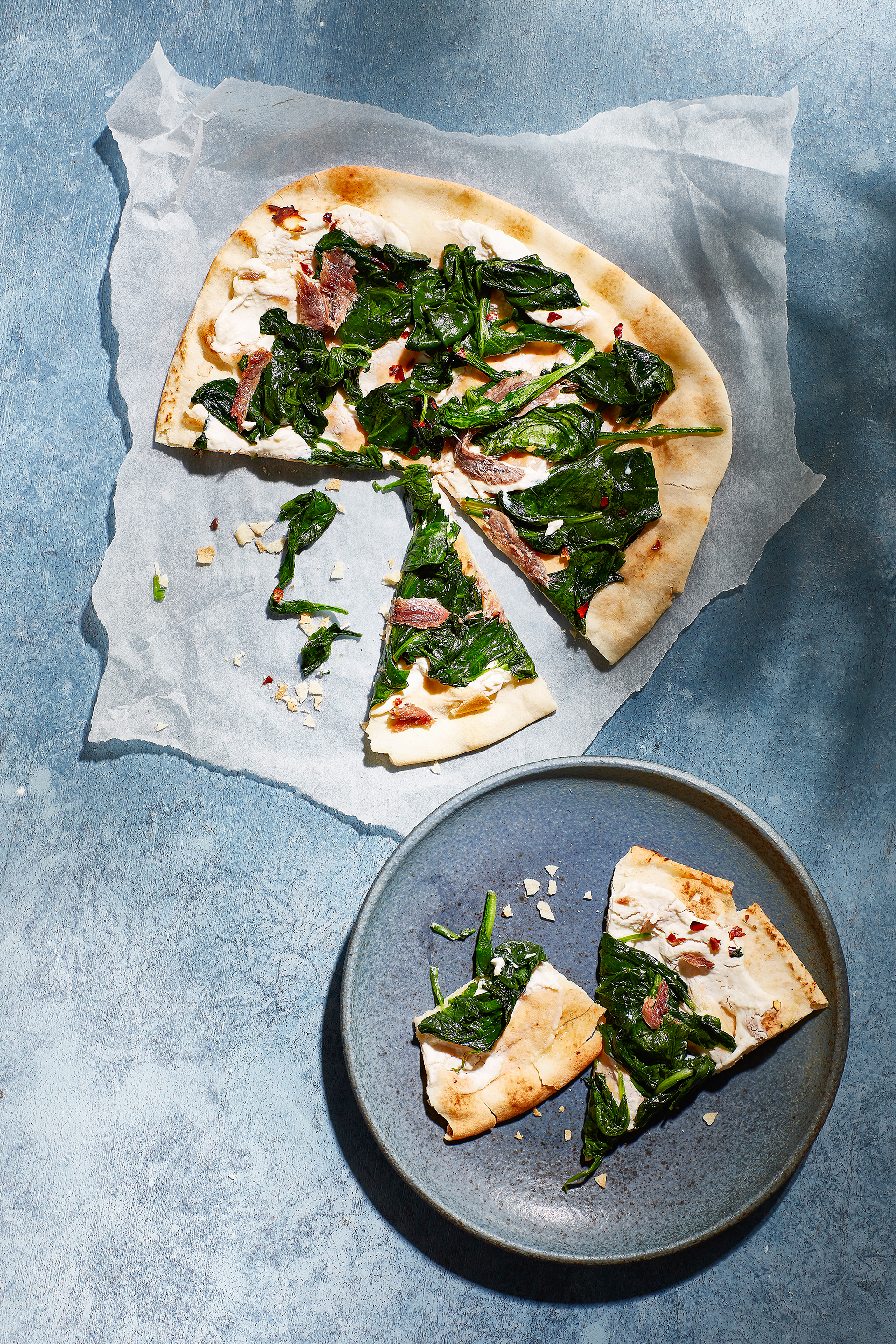 Snelle pizza met ricotta, spinazie en ansjovis