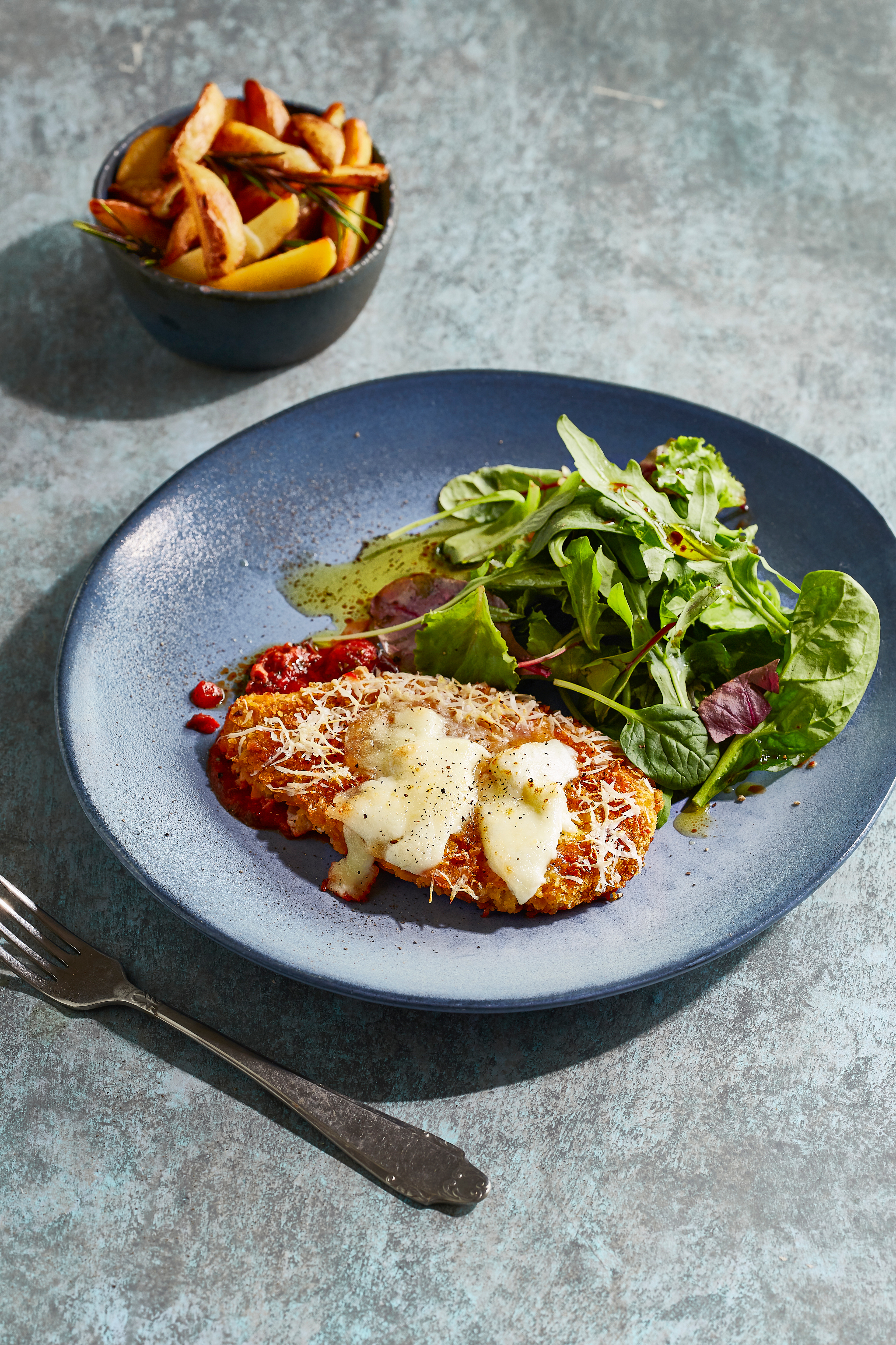 Kip parmigiana met aardappeltjes en salade