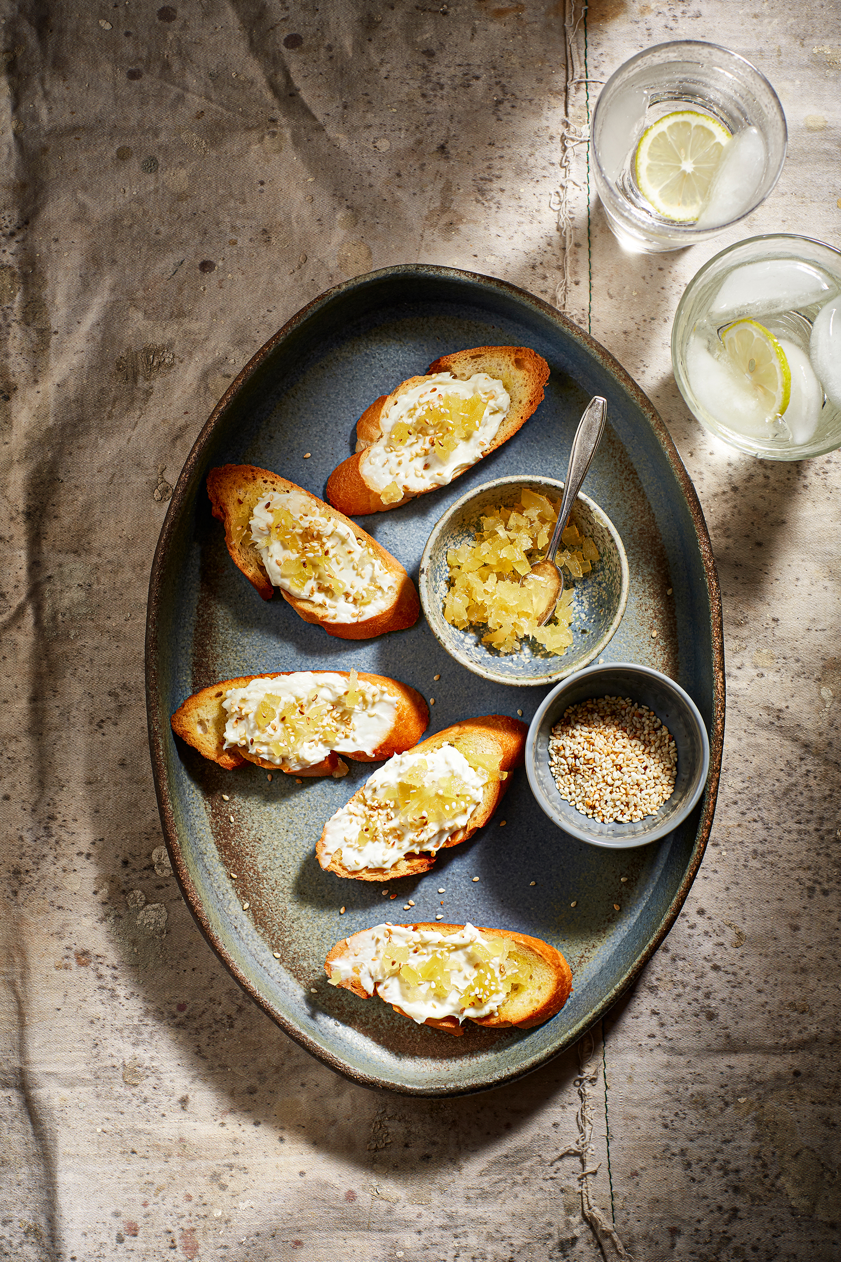 Bruschetta met gorgonzolacrème, gember en sesam