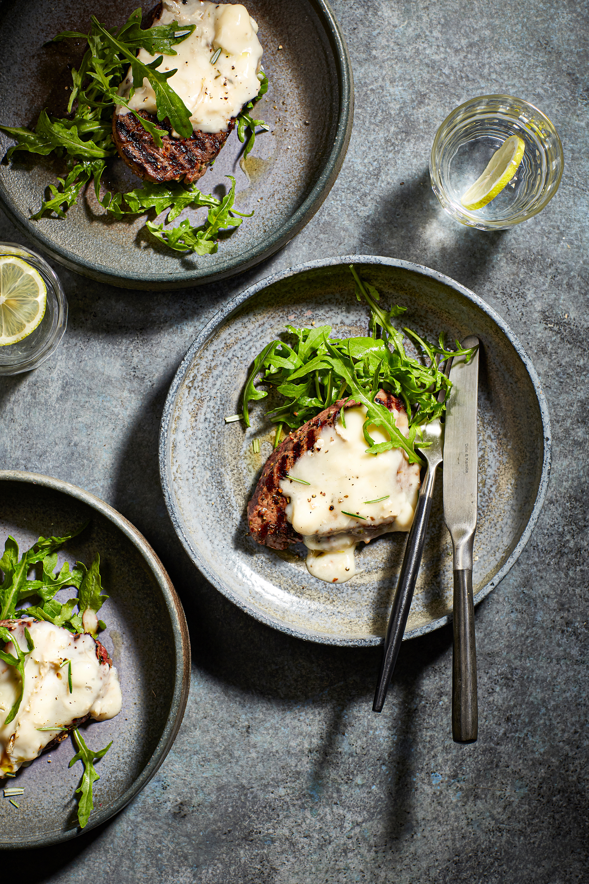 Gegrilde biefstuk met rozemarijn, knoflook en gorgonzola ‘melt'