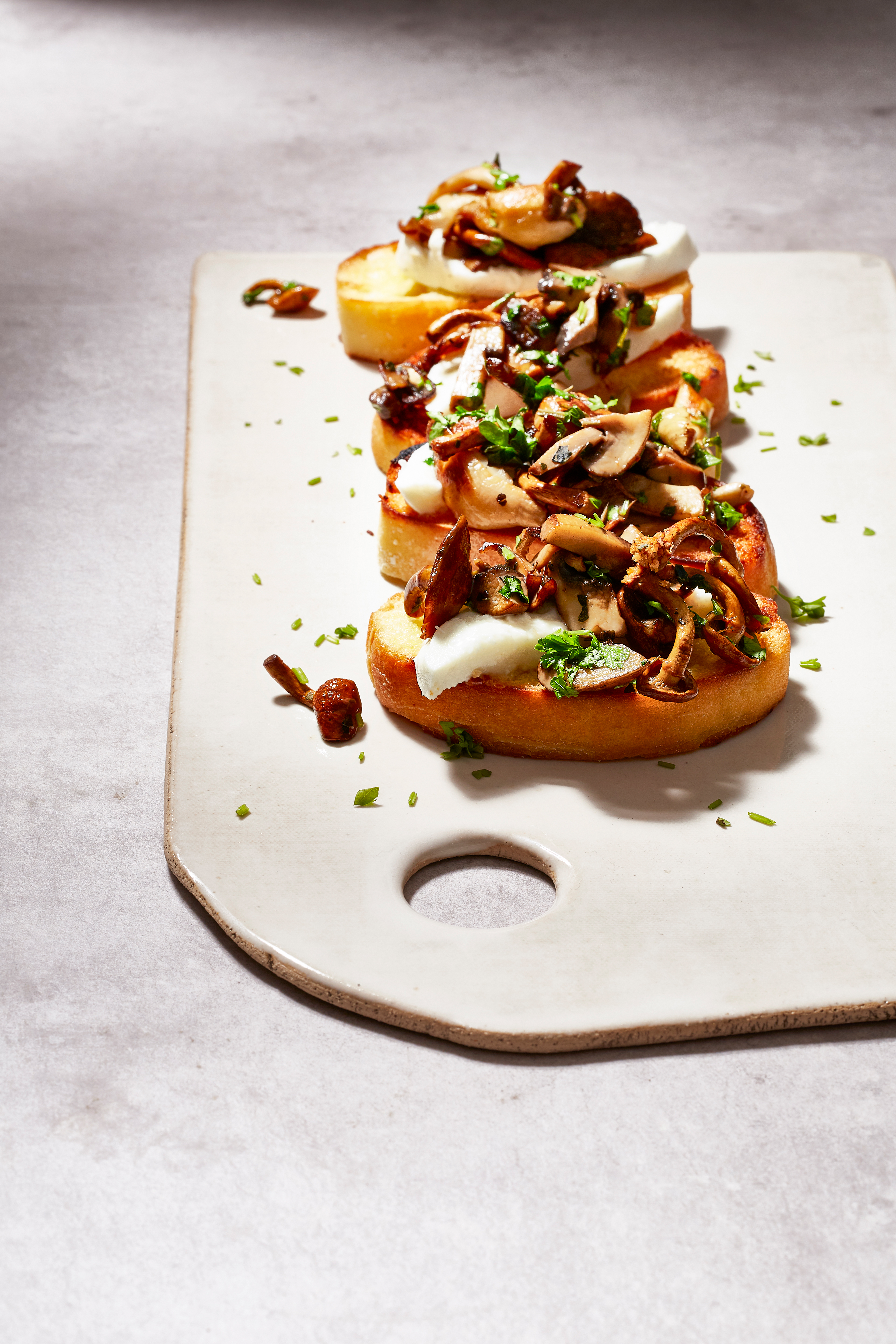 Bruschetta met paddenstoelen en mozzarella