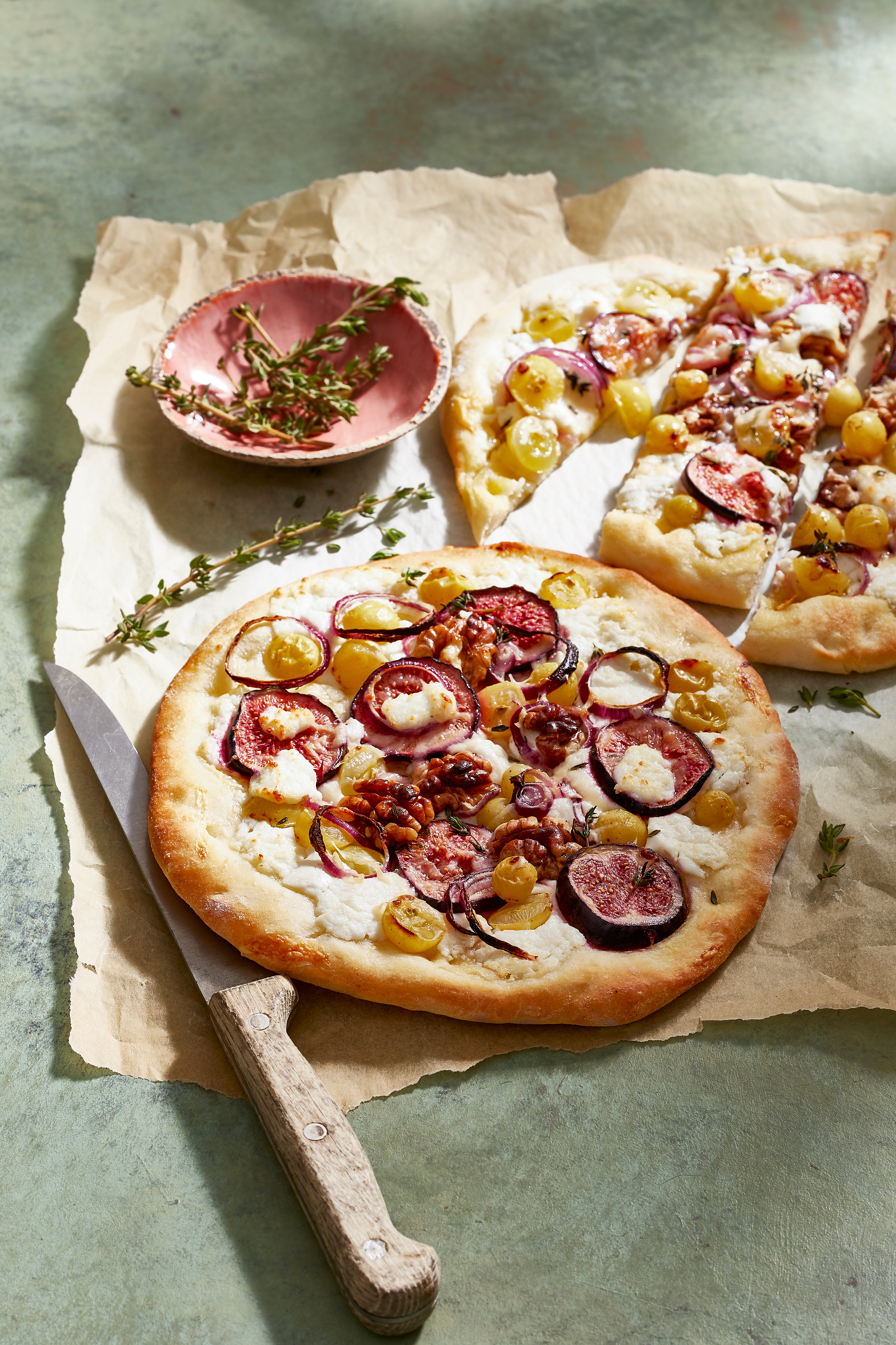 Pizza bianca met druiven, vijgen, geitenkaas en walnoten