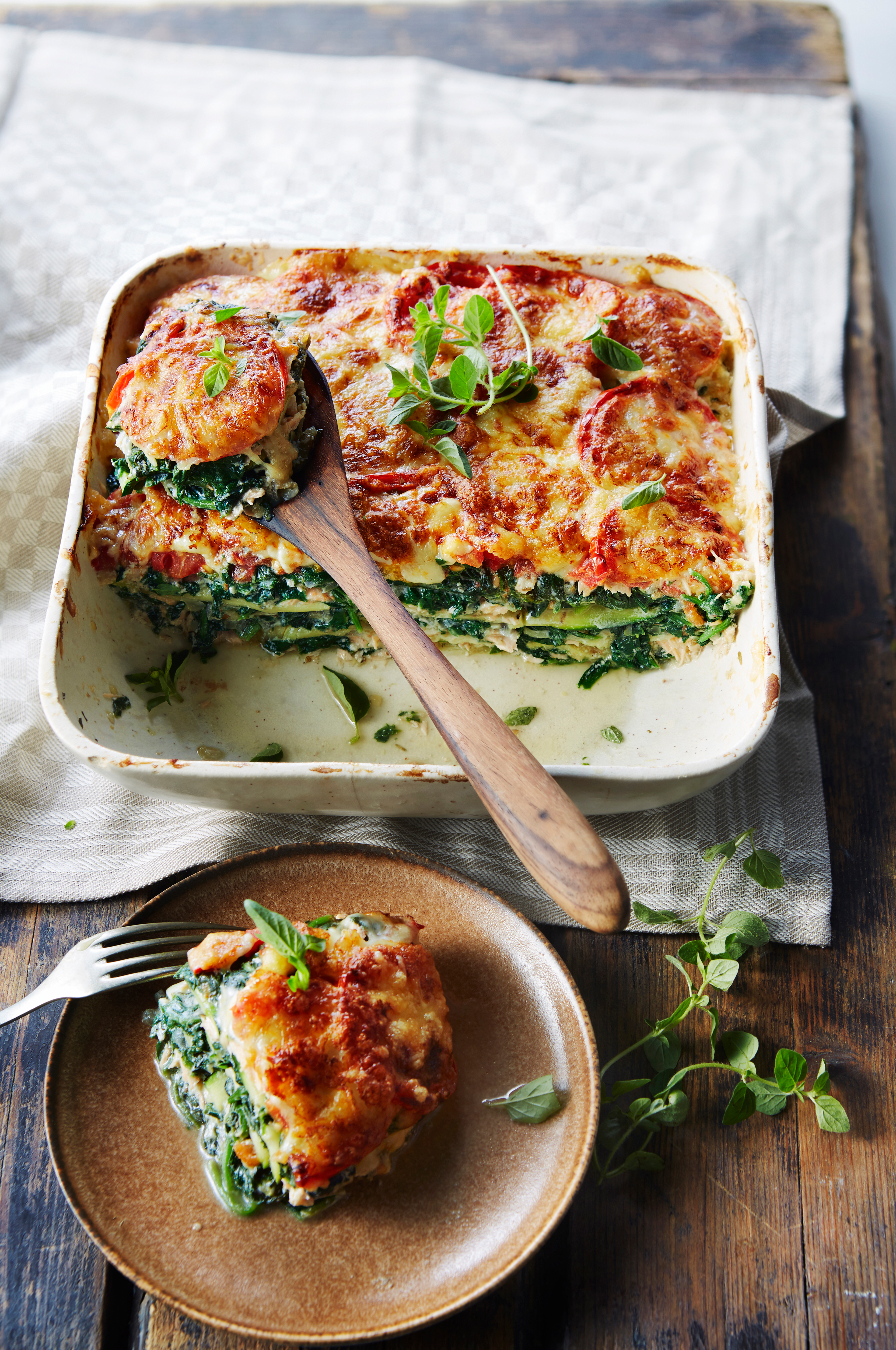 Zalm-spinazielasagne met gegrilde courgette