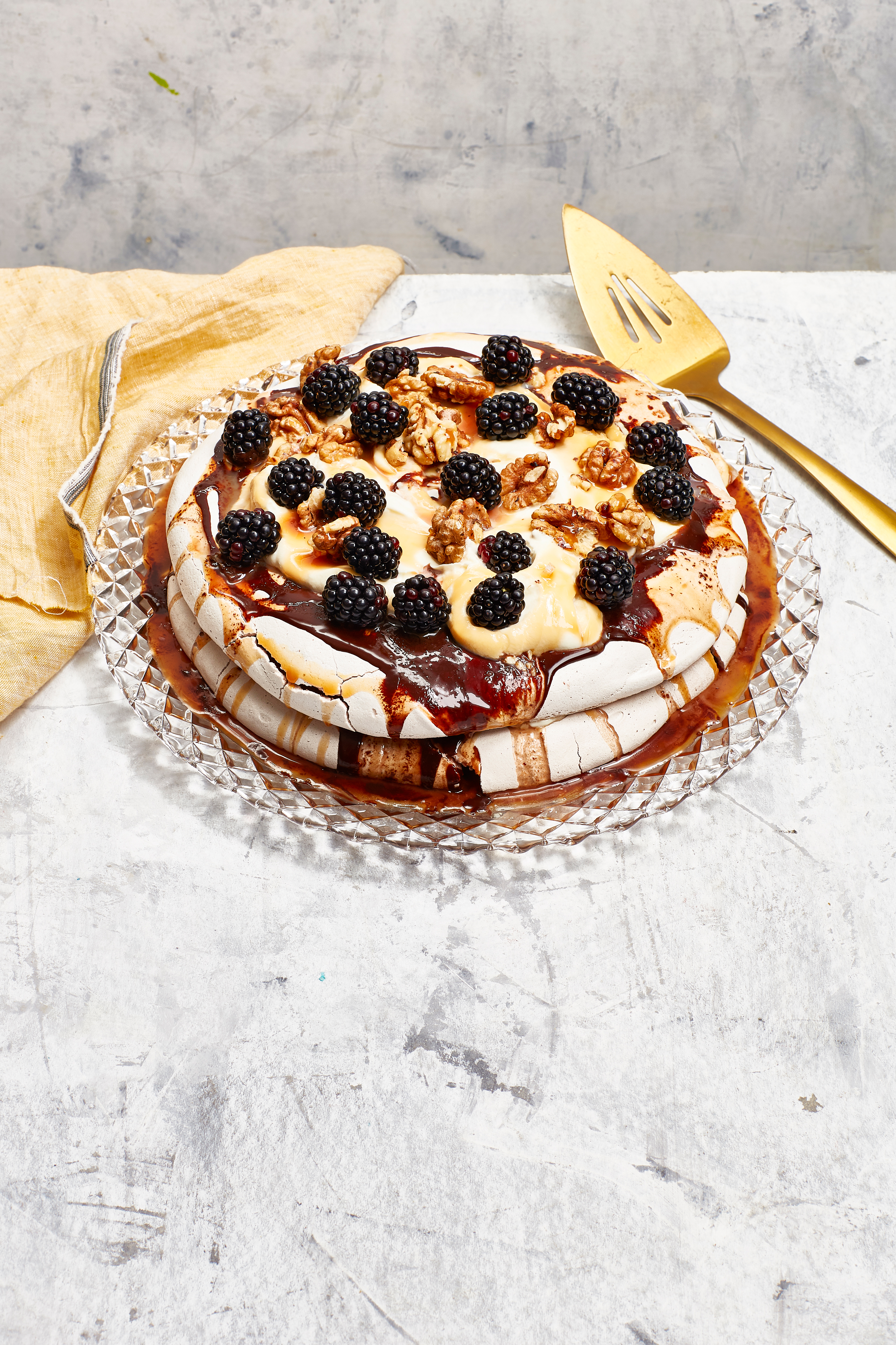 Meringata-taart met karamel en noten