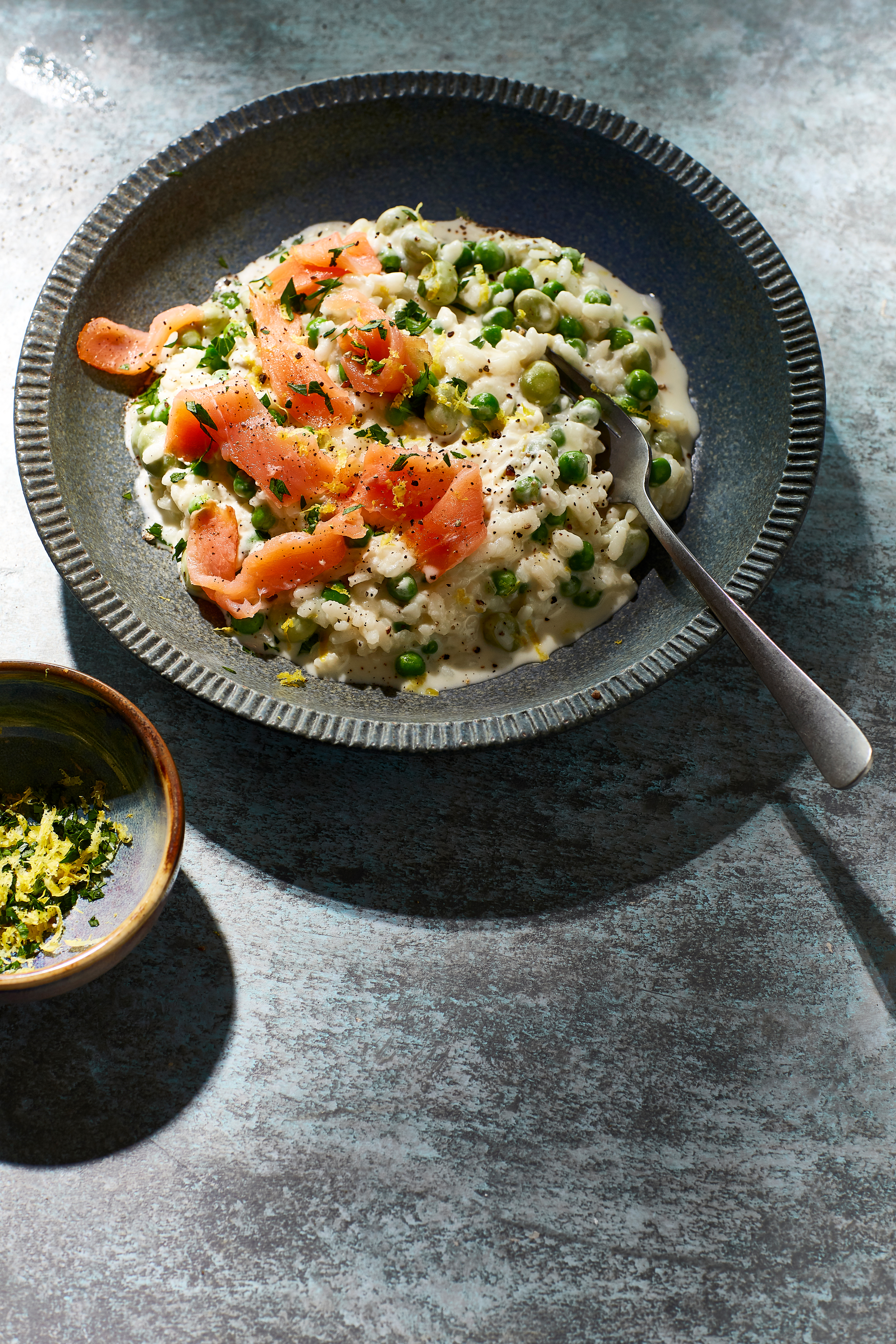 Risotto met groene groenten en gerookte zalm