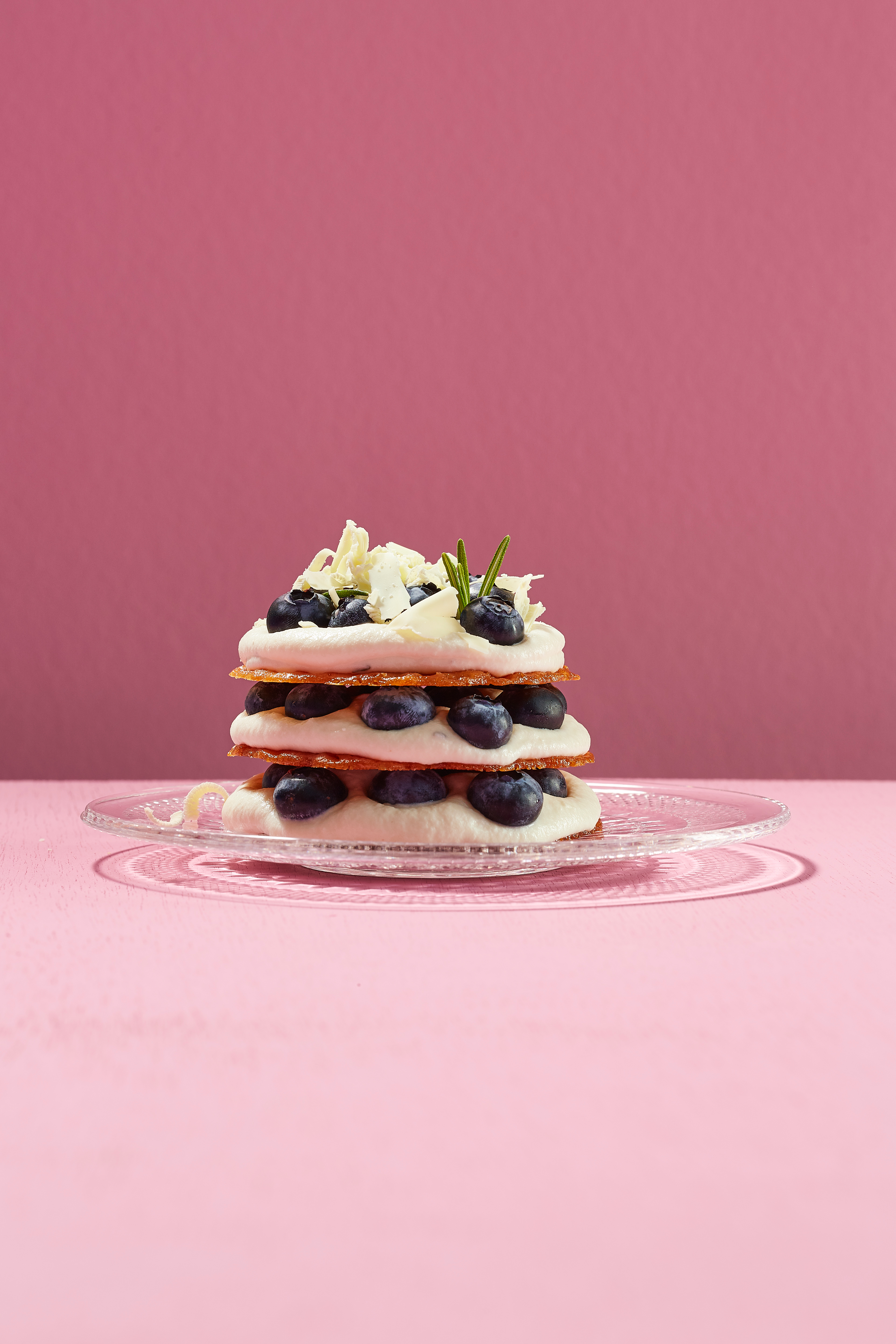 Kletskoppen met chocoladeroom, blauwe bessen en rozemarijn