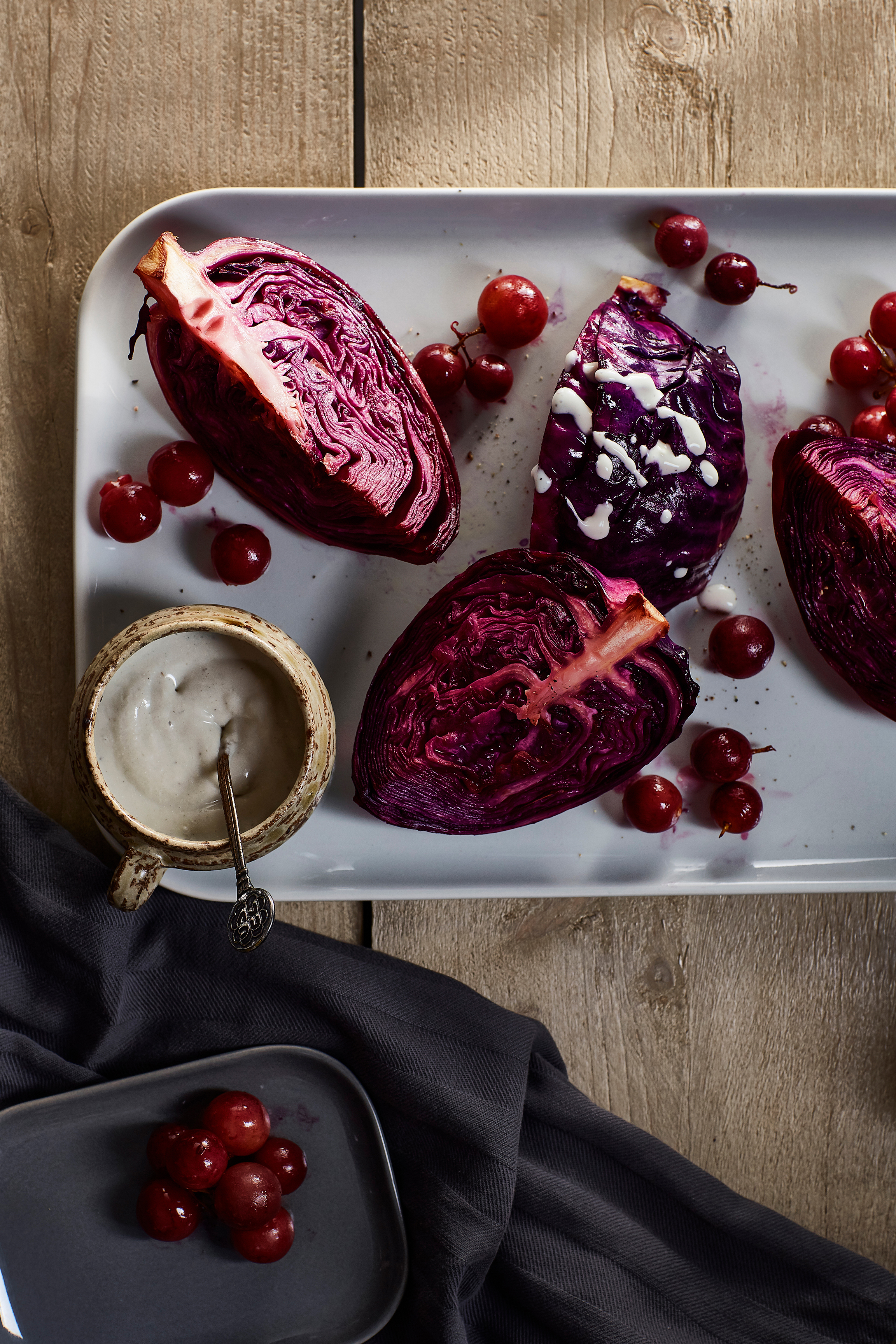 Gesmoorde rodekool met druiven en blauwekaasdressing