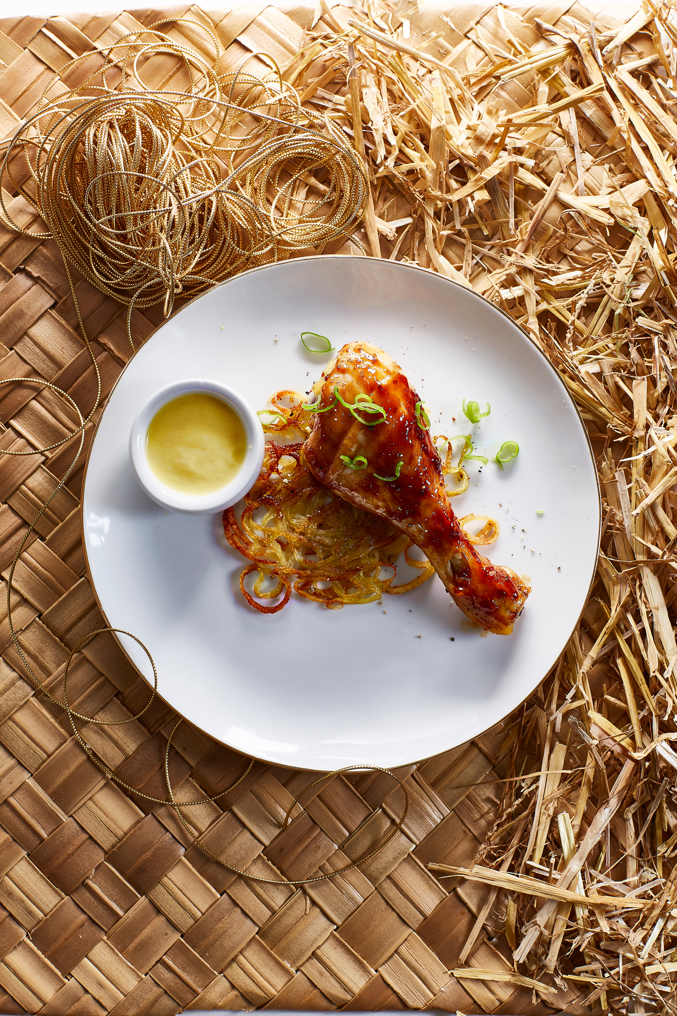 Drumsticks met gouden paprikasaus en stro-rösti