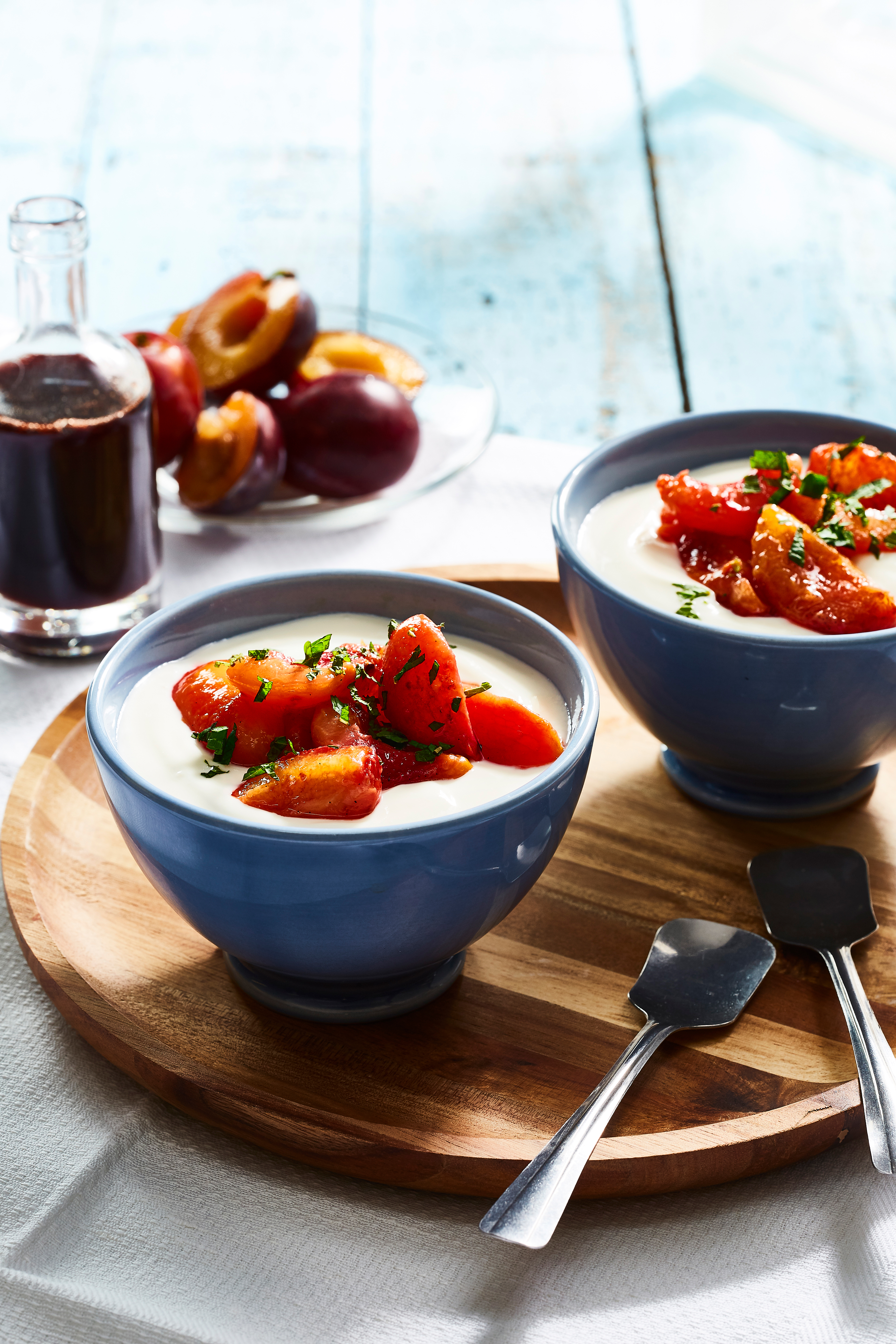 Gepocheerde pruimen met specerijenkwark