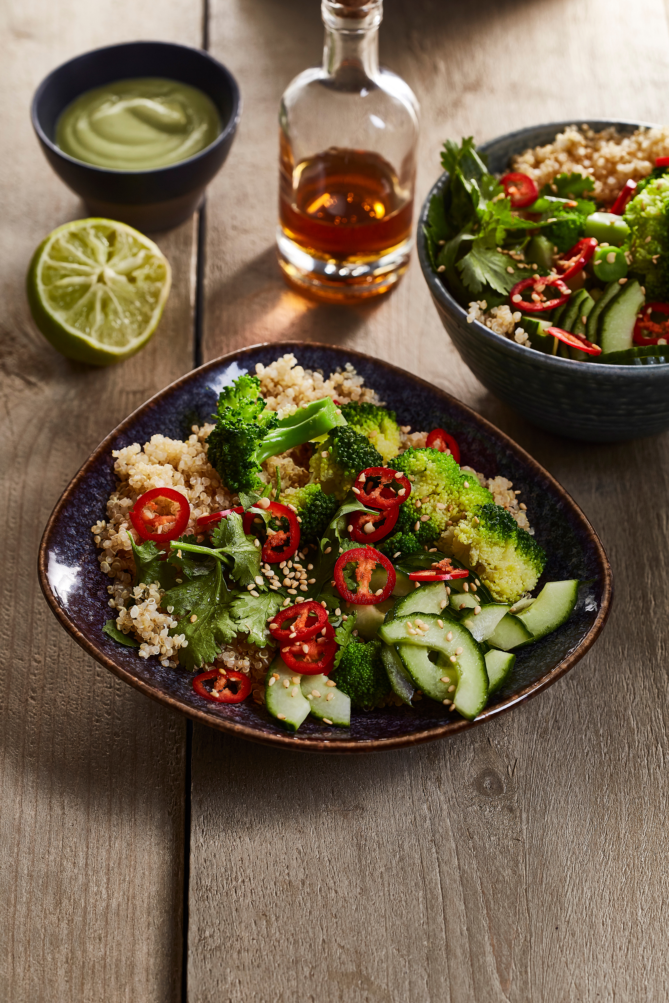 Gestoomde broccolisalade met quinoa en sesam-avocadodressing