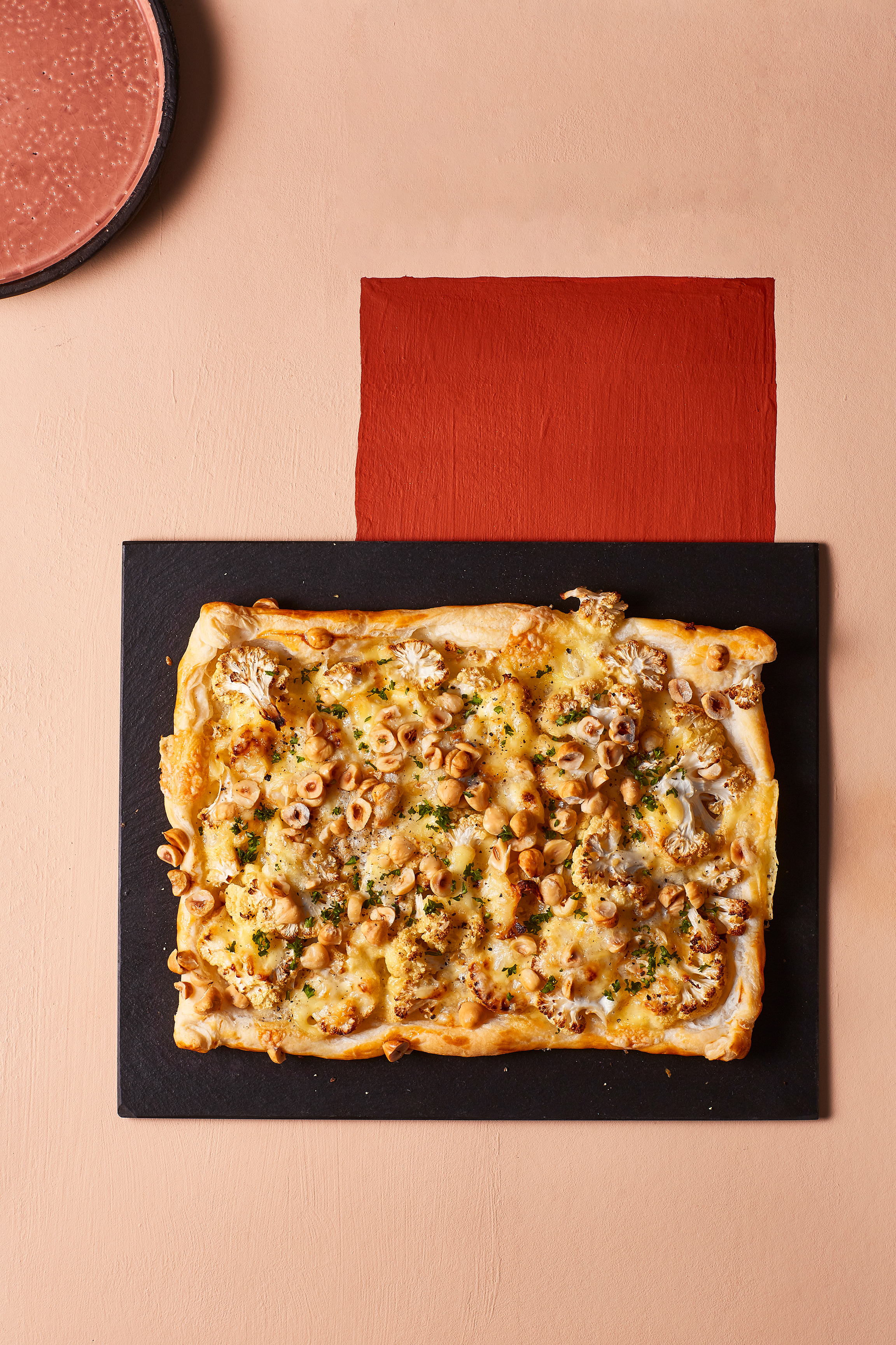 Plaattaart met geroosterde bloemkool, hazelnoten en blauwe kaas