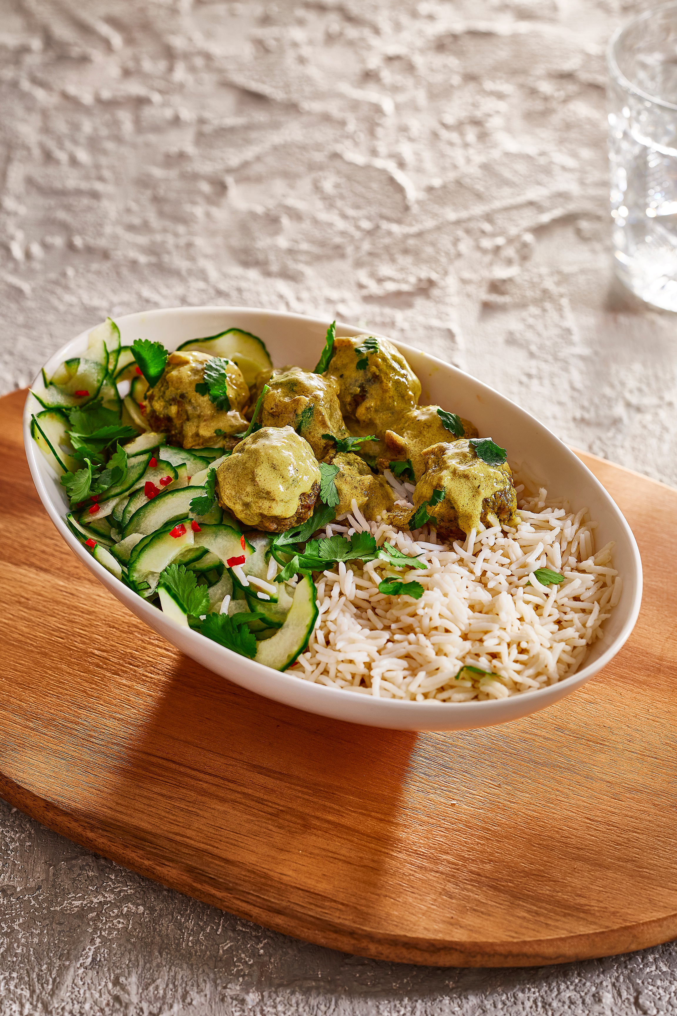 Rijst met kerrieballetjes en komkommersalade