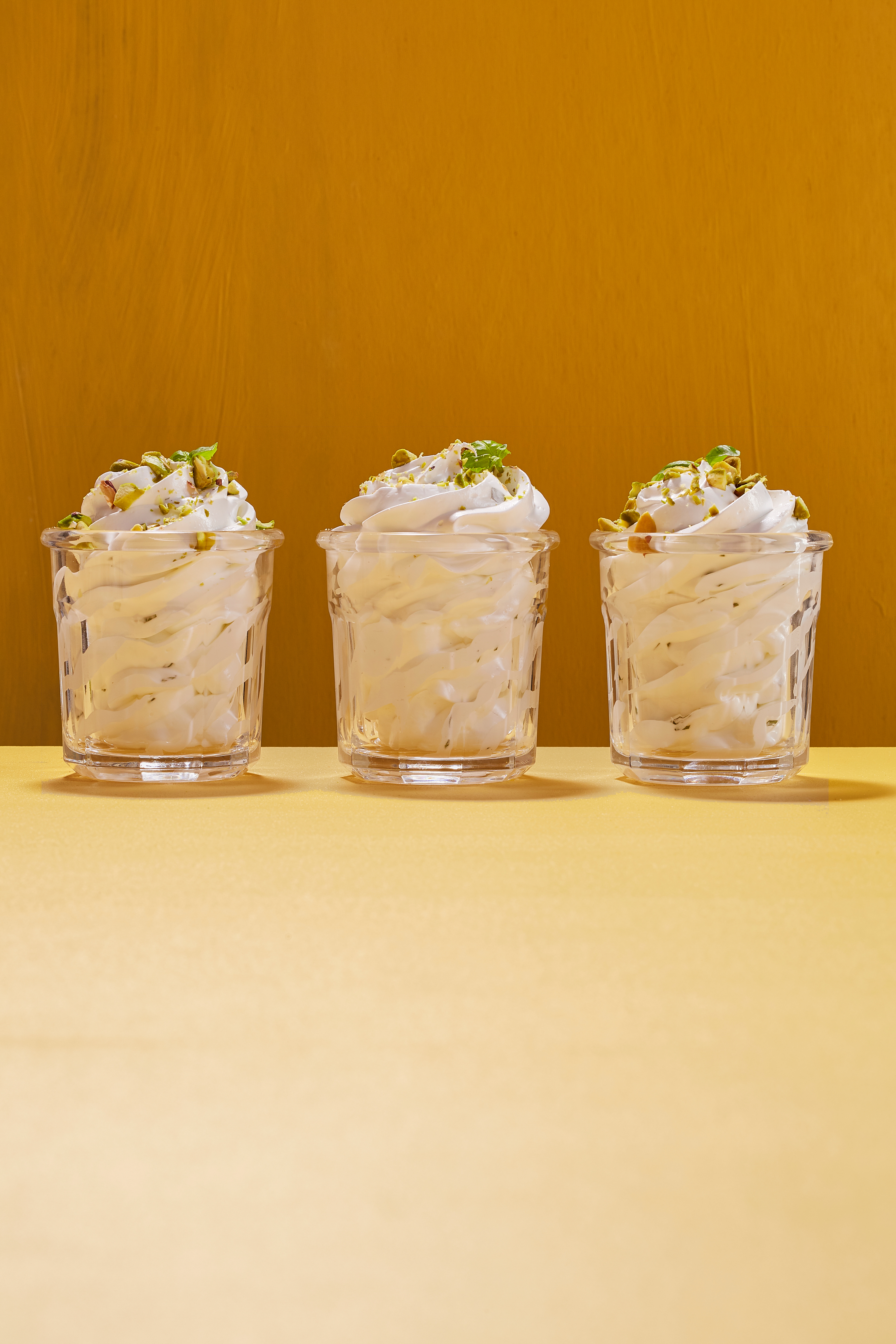 Roomswirl met citroen, basilicum en pistache