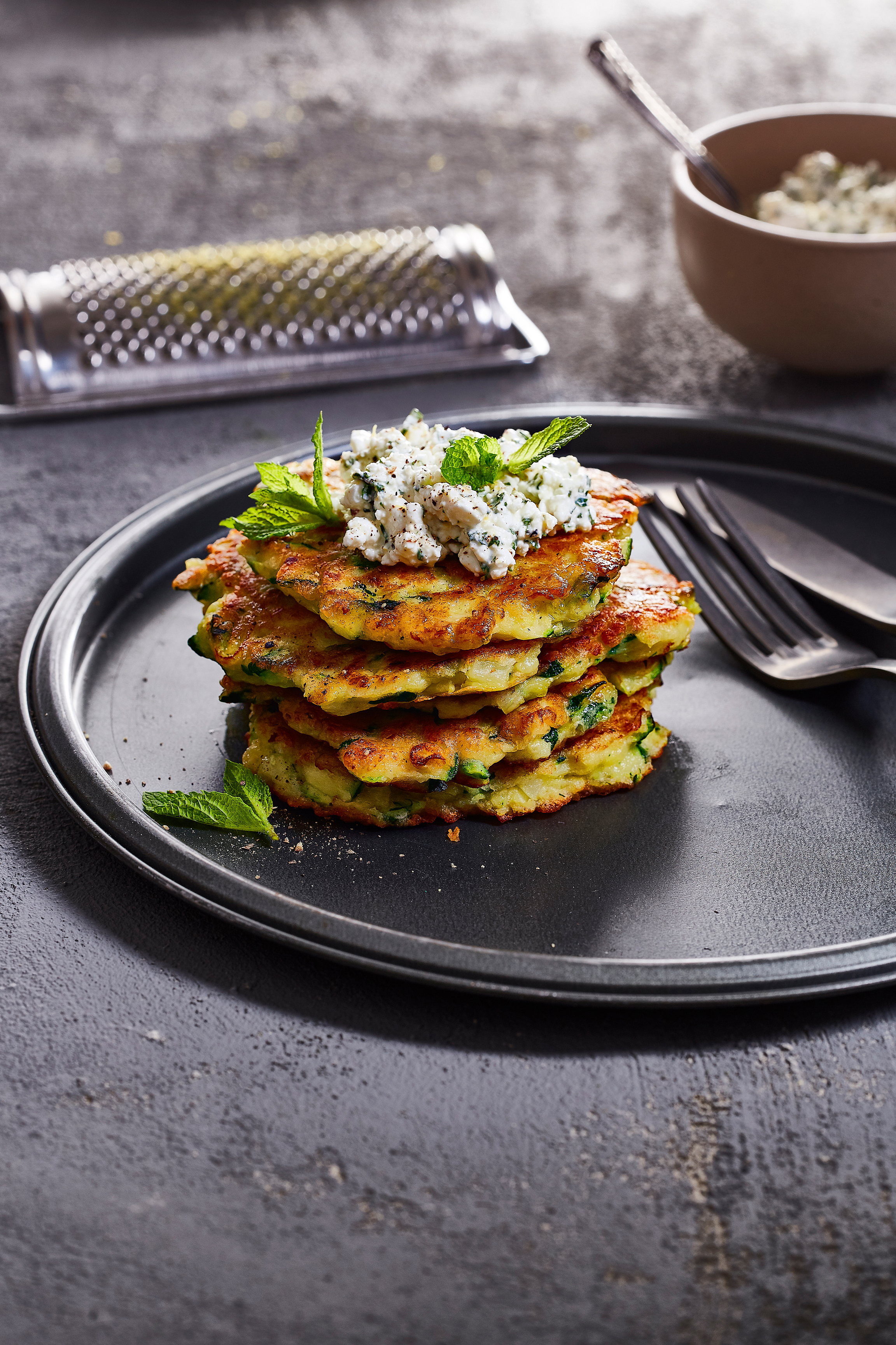 Courgettepannenkoekjes met frisse hüttenkäse
