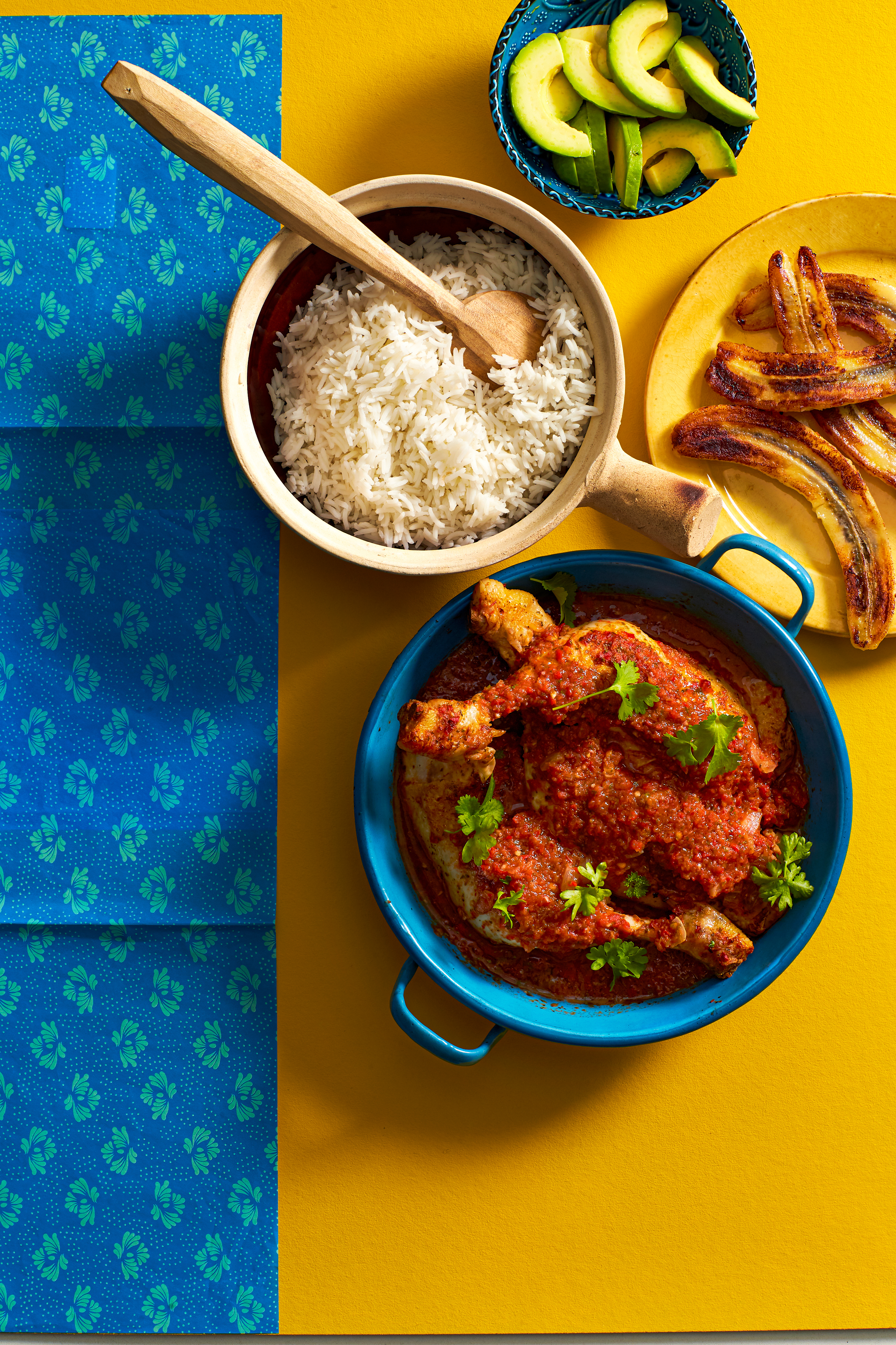 Kruidige kip met banaan en avocado