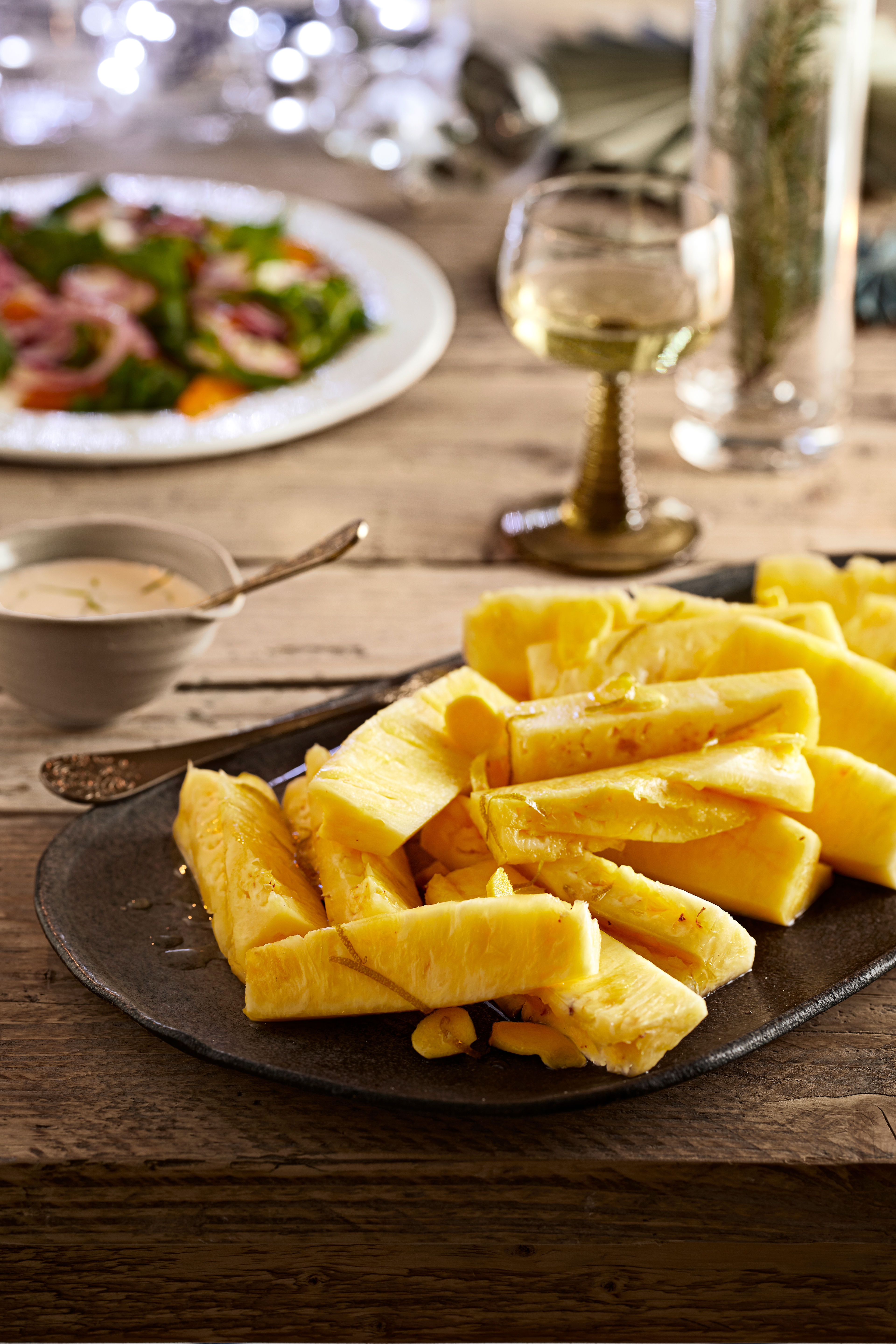 Ananas in limoen-gembersiroop met mascarpone-yoghurt