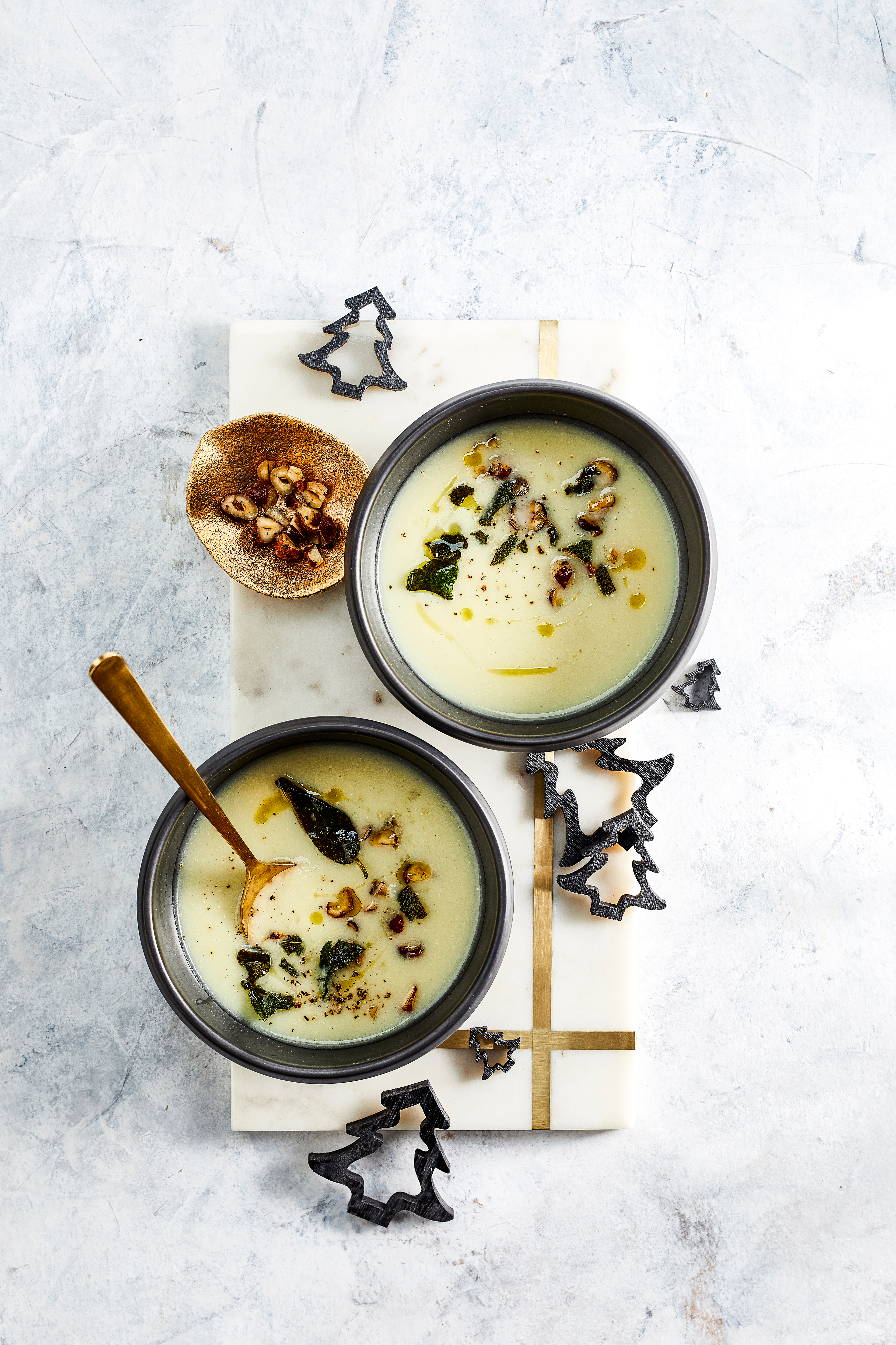 Knolselderijsoep met hazelnoten-saliecrunch